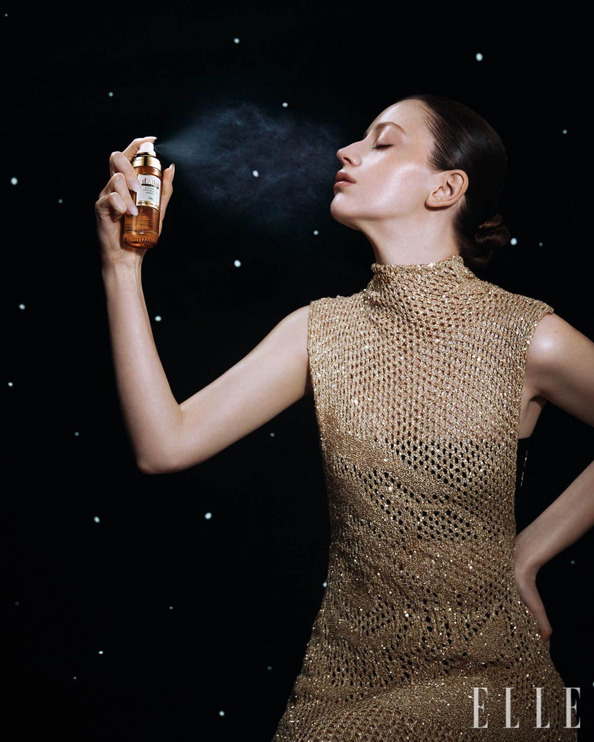 하이넥 시퀸 골드 드레스는 AMIRI.