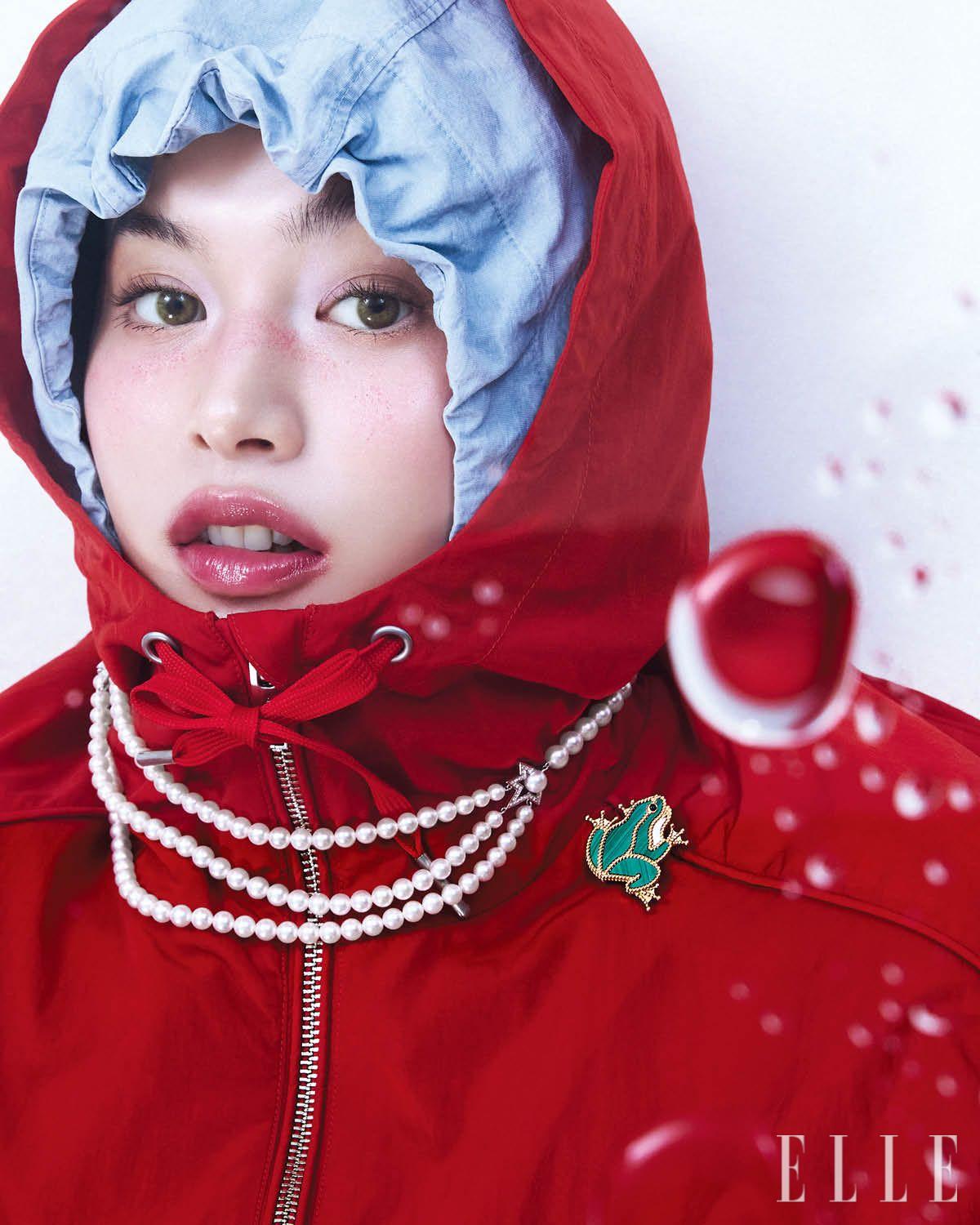 후디드 재킷과 레이어드한 재킷은 가격 미정, 모두 Arket.