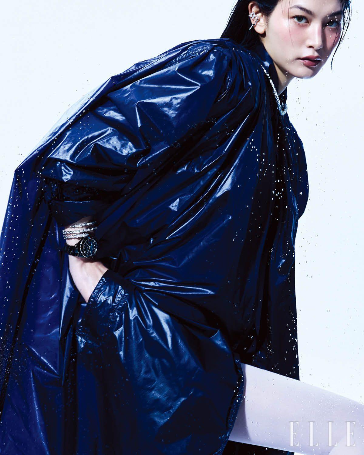 트렌치코트는 가격 미정, Saint Laurent by Anthony Vaccarello. 