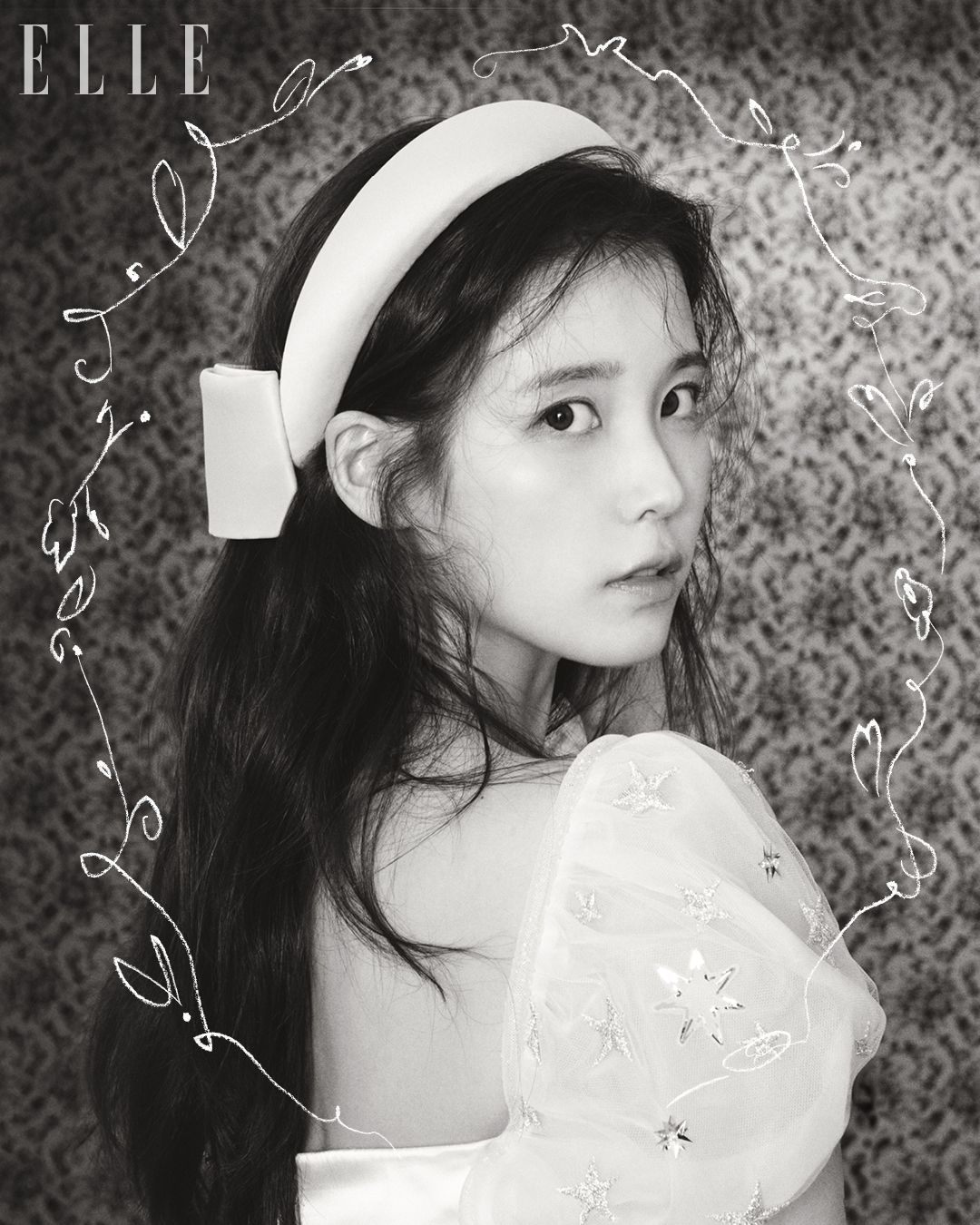 퍼프 디테일의 톱은 Honor by Kayla Bennet. 리본 헤드밴드는 Òhalo.