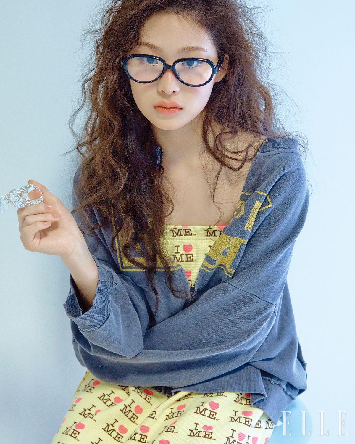 그레이 스웨트 재킷은 Standalone. 레터링 드레스는 Ashley Williams. 아이웨어는 Gentle Monster. 클리어 링은 Yvmin.