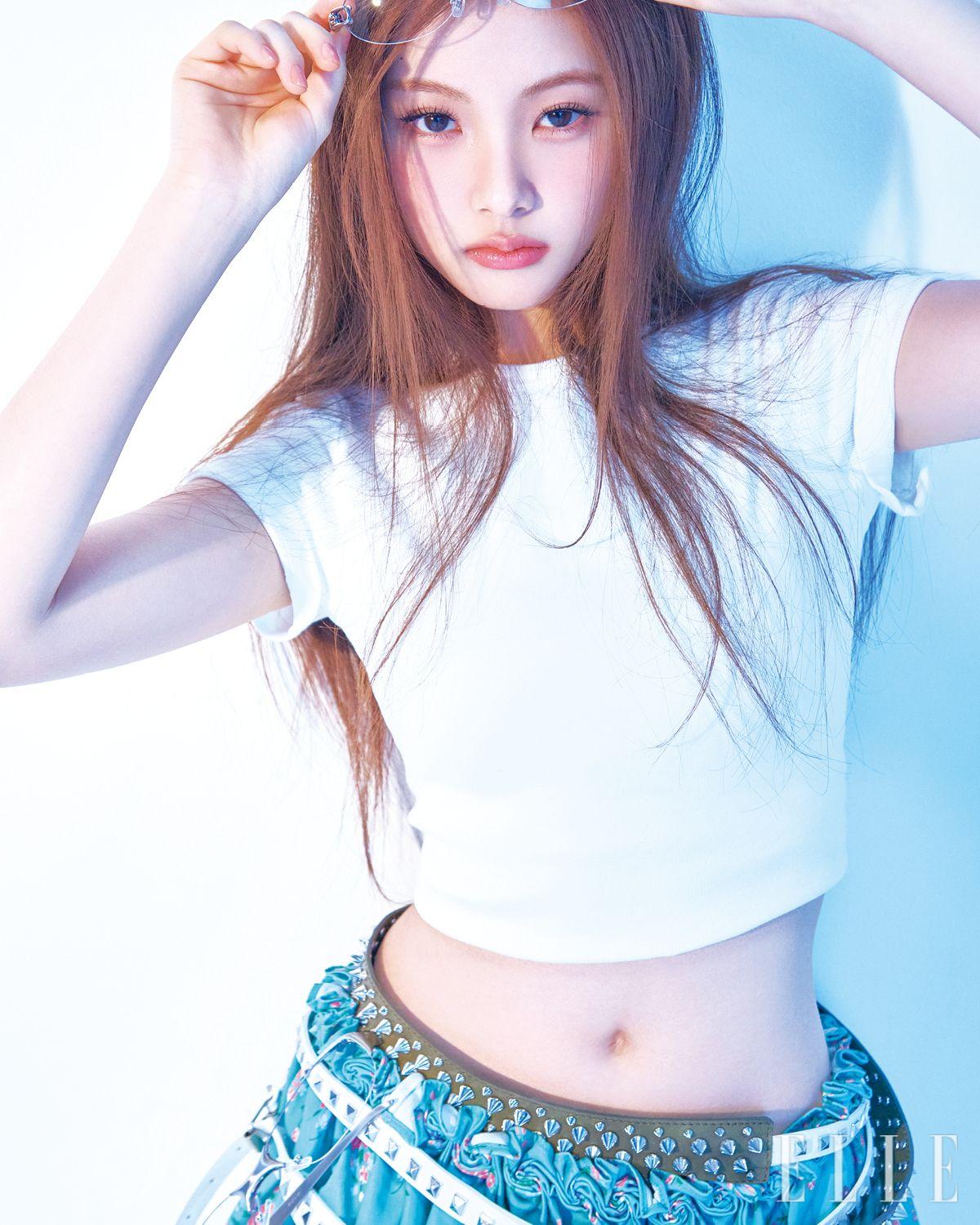 패턴 스커트는 Shushu/Tong. 스터드 레더 벨트는 August Barron. 벨트에 장식한 아이웨어는 Gentle Monster. 화이트 톱과 아이웨어는 모두 스타일리스트 소장품.