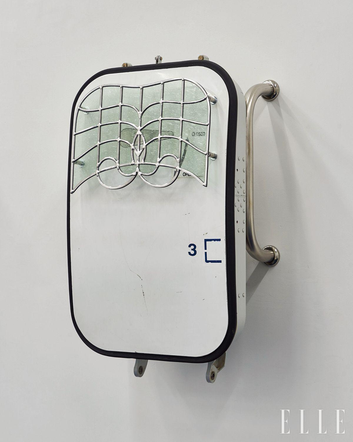 항공기의 도어 패널 위에 아르누보적 장식을 더한 ‘For a Moment It Felt Like a Porch Between Two Skies’(2026)