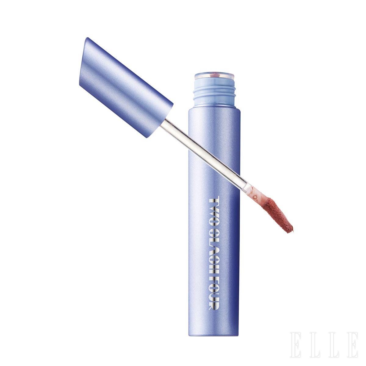 차가운 라벤더 그레이 톤의 립 틴트로 입술에 막을 씌운 듯 매끄럽게 마무리된다. 클라우드 립 칠러, 아이시 도브, 2만4천원, Two Slash Four.