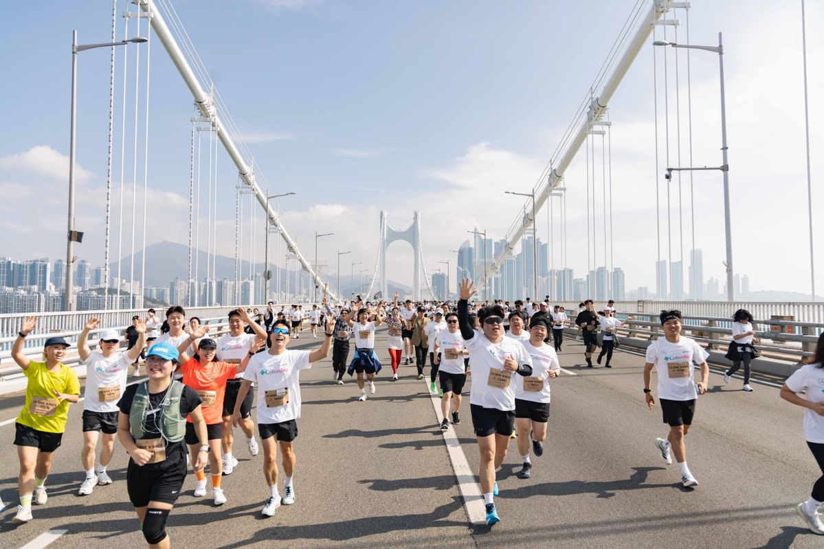 광안대교를 건너는 시민 참여자들.