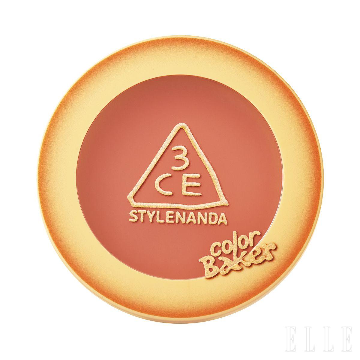 오븐에서 구운 메이플 토스트를 닮은 노릇한 컬러가 특징. 컬러 베이커 에디션 페이스 블러쉬, 메이플 토스트, 2만원, 3CE. 