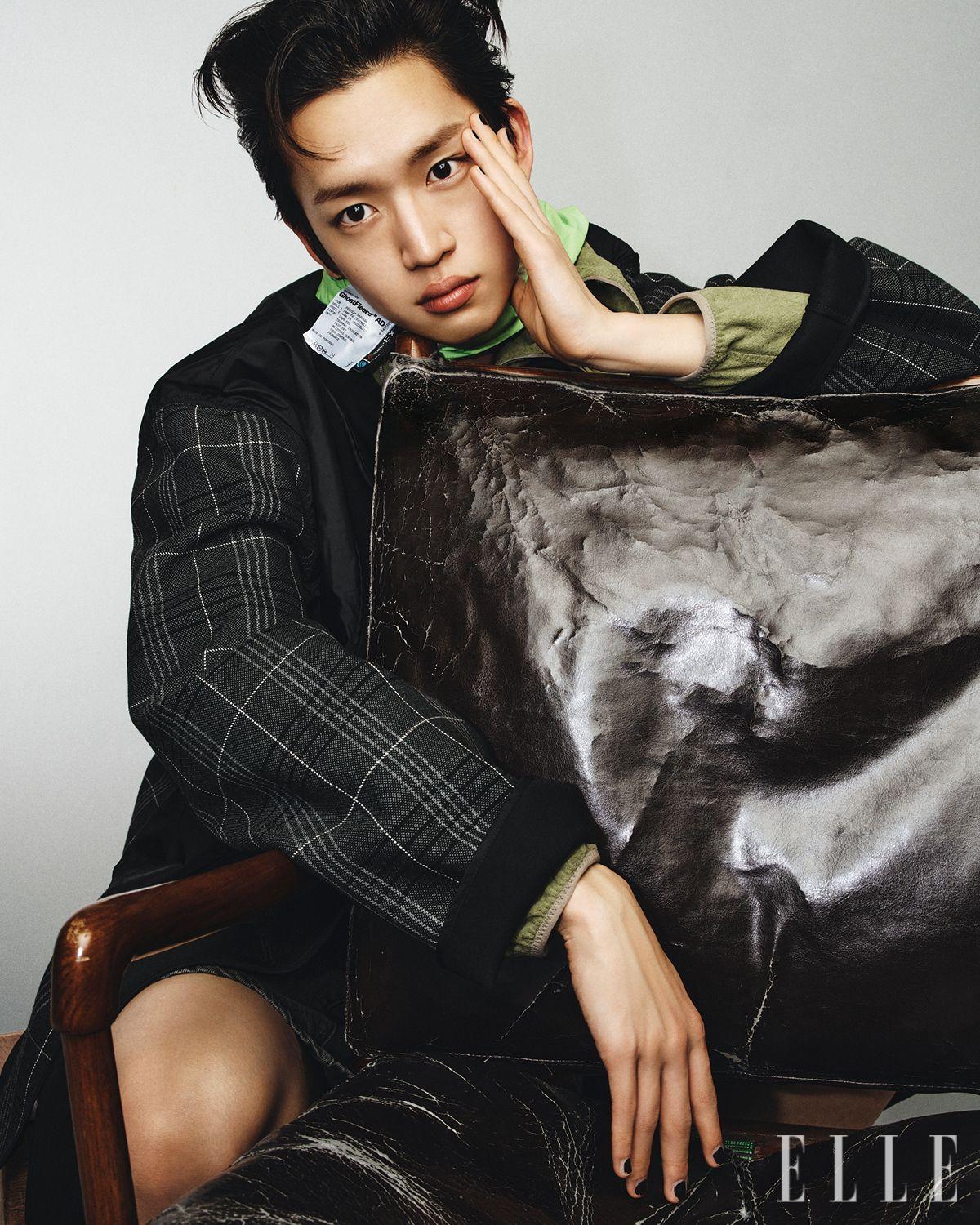 재킷은 Maison Margiela. 후디드 점퍼는 San San Gear. 쇼츠는 Levi’s. 반다나는 Satisfy.