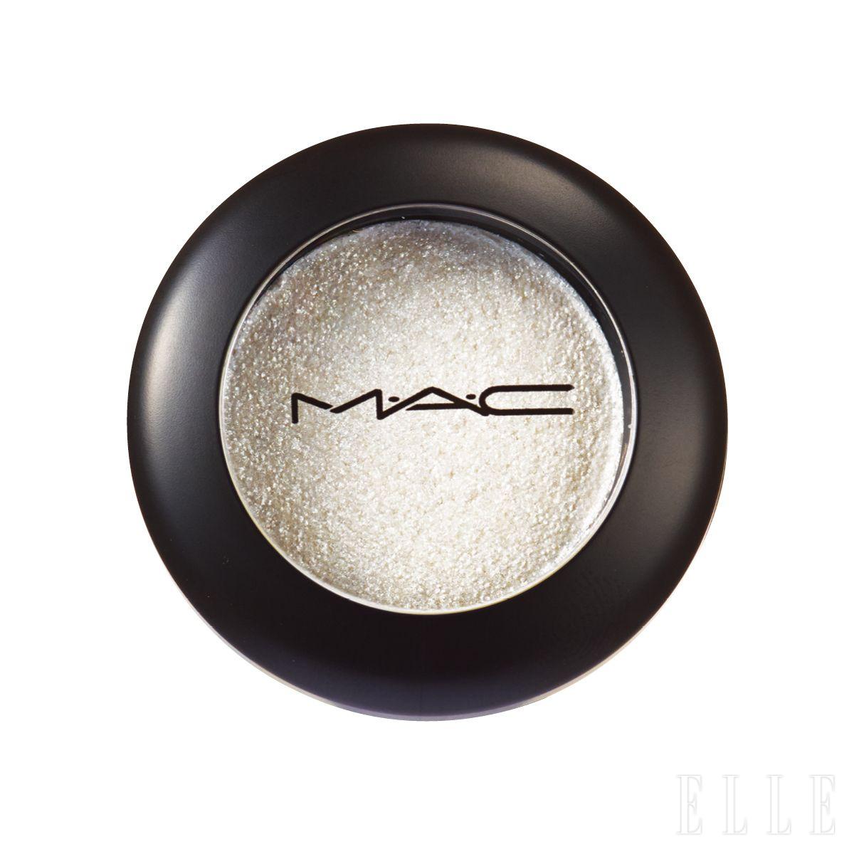 실버 펄이 포인트인 클리어한 화이트 섀도로 한두 번 터치하면 영롱함이 살아난다. 대즐섀도우 메탈릭, 라켓, 4만5천원대, M∙A∙C. 