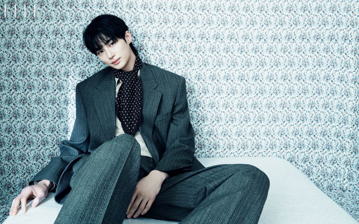 재킷과 팬츠는 모두 Recto. 셔츠와 도트 스카프는 모두 Ralph Lauren Purple Label.