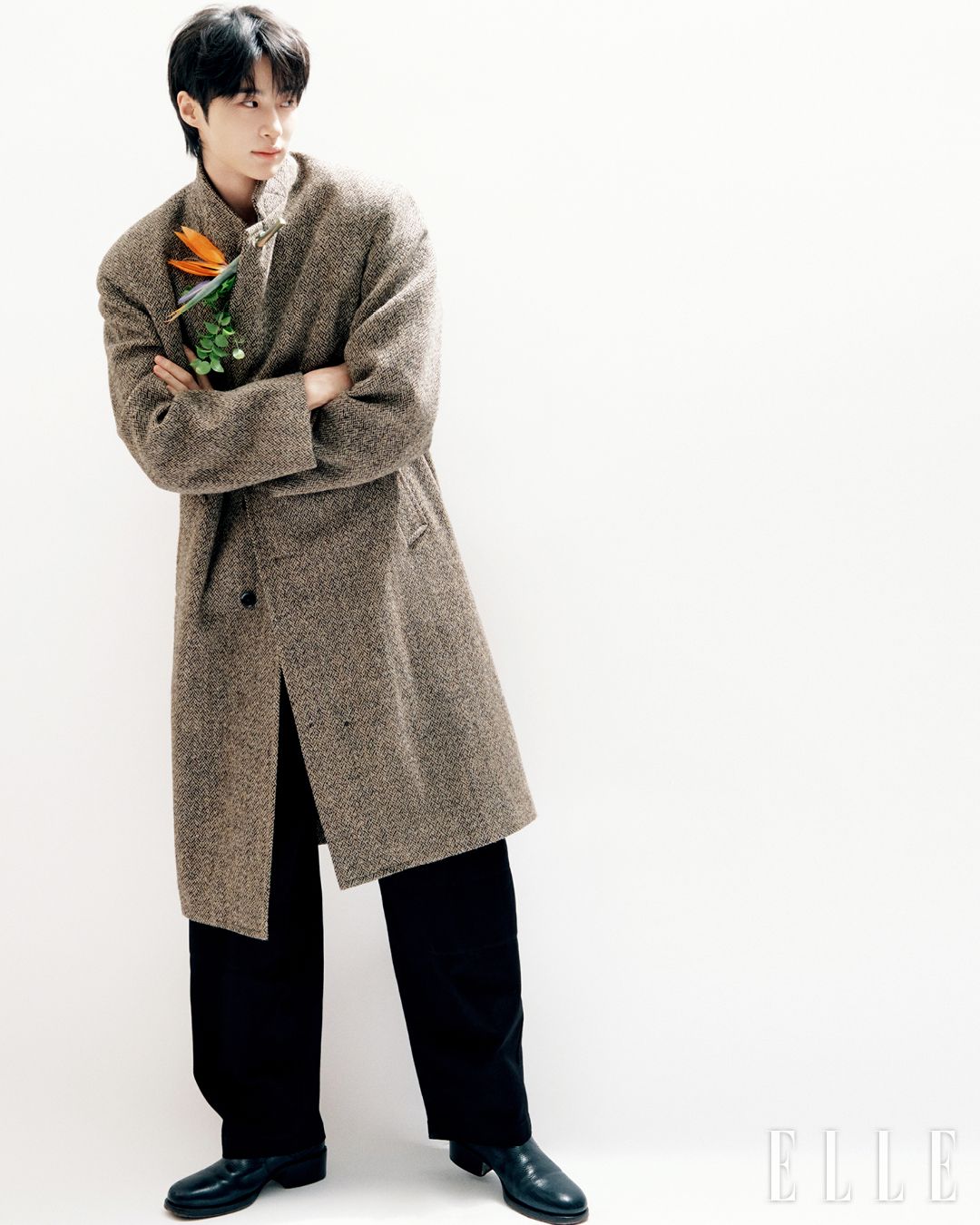  트위드 코트와 셔츠, 팬츠, 앵클부츠는 모두 Lemaire. 