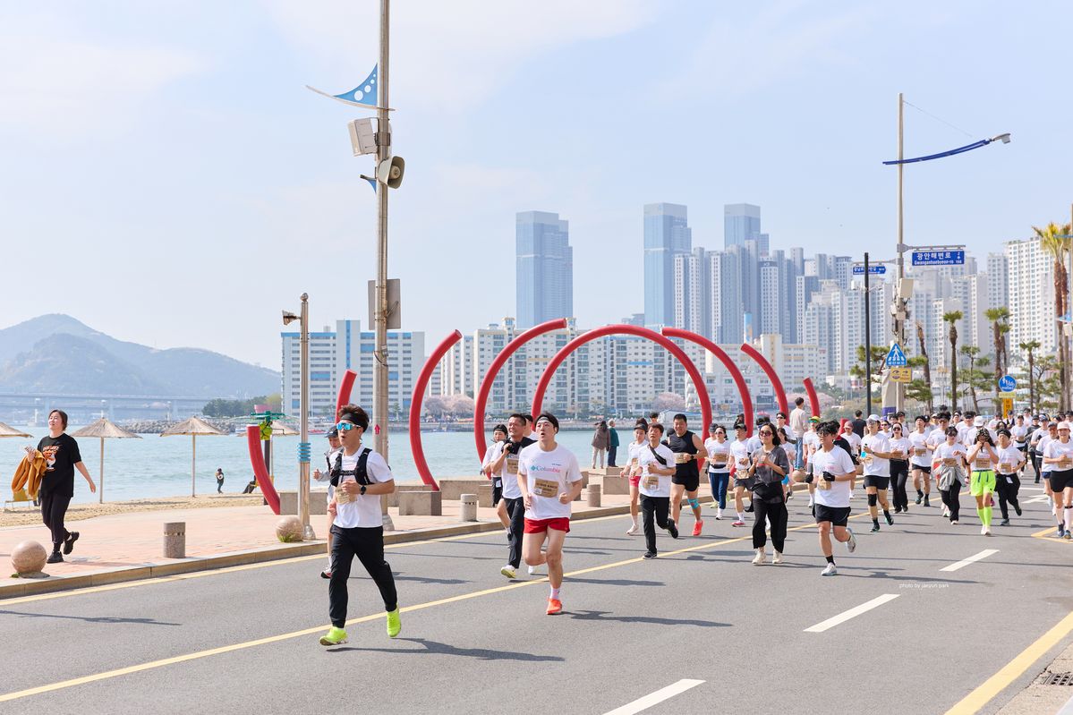 광안리 해수욕장 인근을 지나는 시민 참여자들.