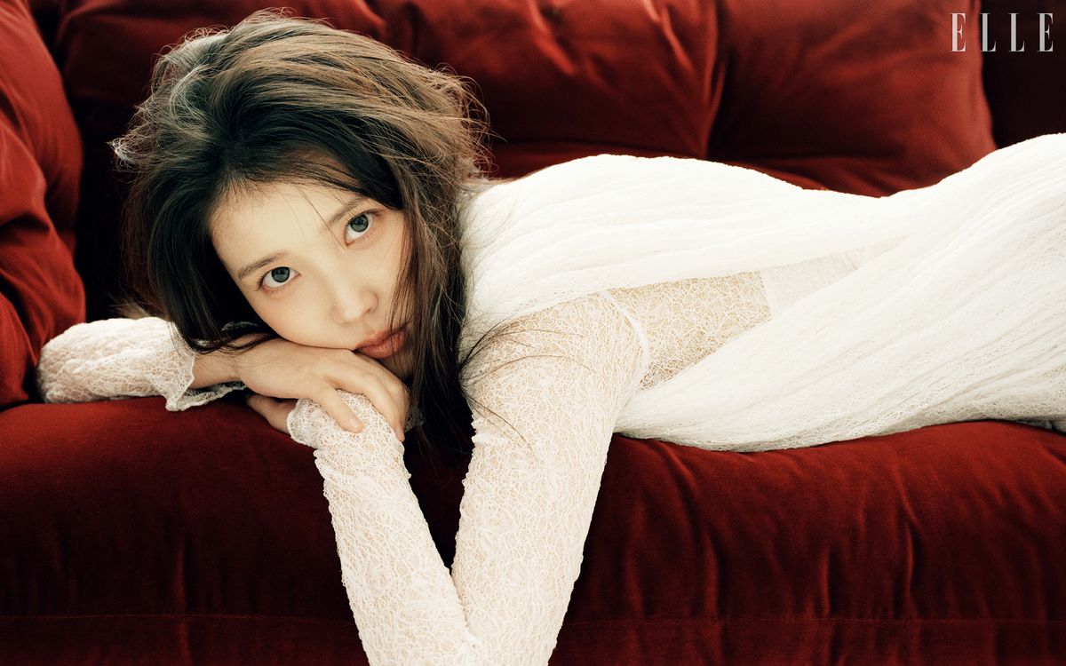 원피스와 레이어드한 시스루 톱은 모두 Oia Studios.