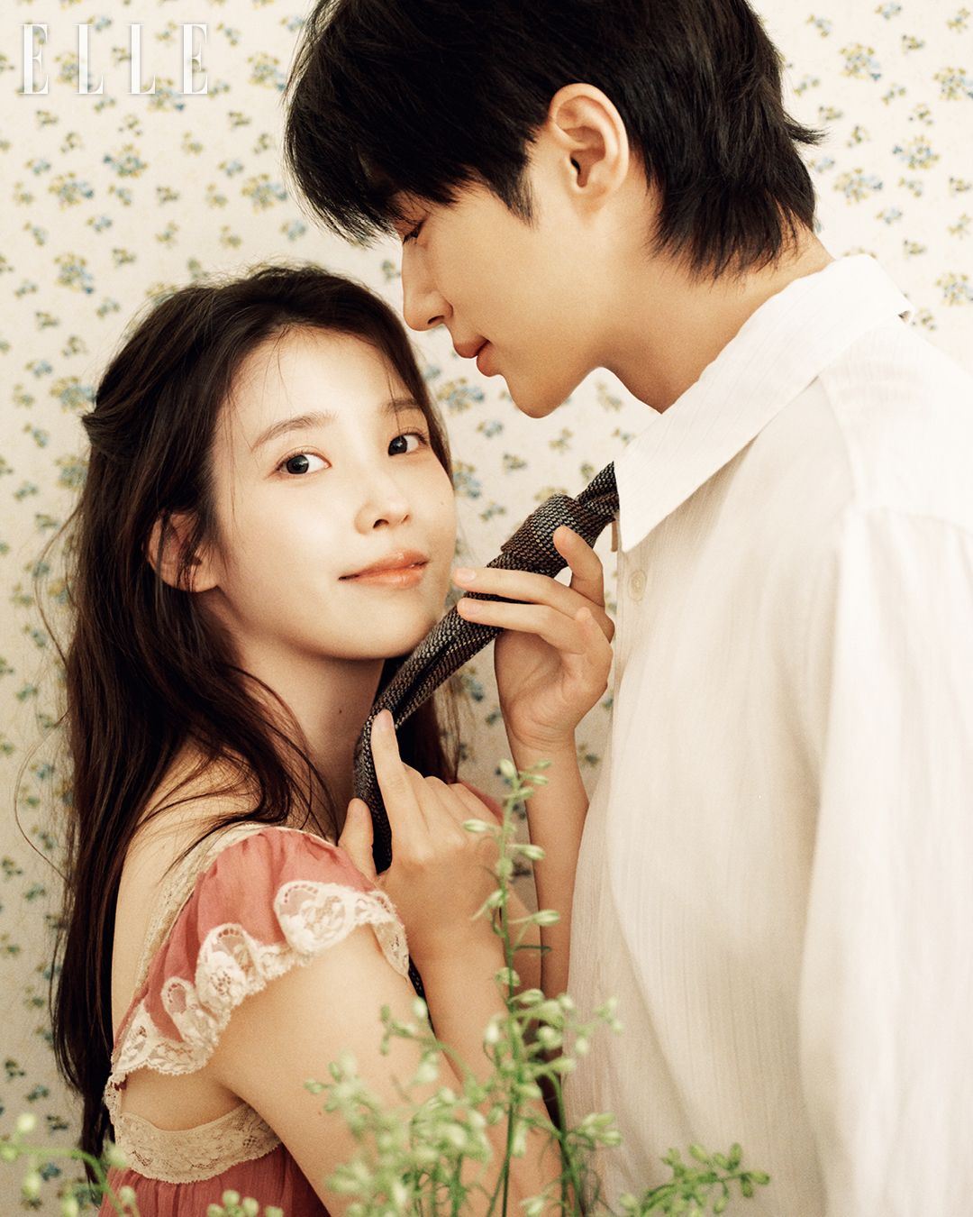 아이유가 입은 드레스는 Chloé. 변우석이 입은 셔츠는 Our Legacy. 타이는 스타일리스트 소장품.