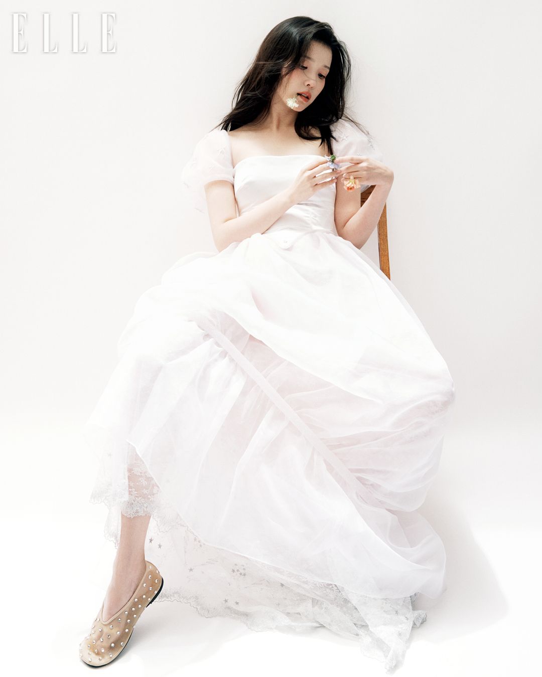 퍼프 디테일의 스퀘어 네크라인 톱과 벌룬 스커트는 모두 Honor by Kayla Bennet. 메시 플랫 슈즈는 Khaite.