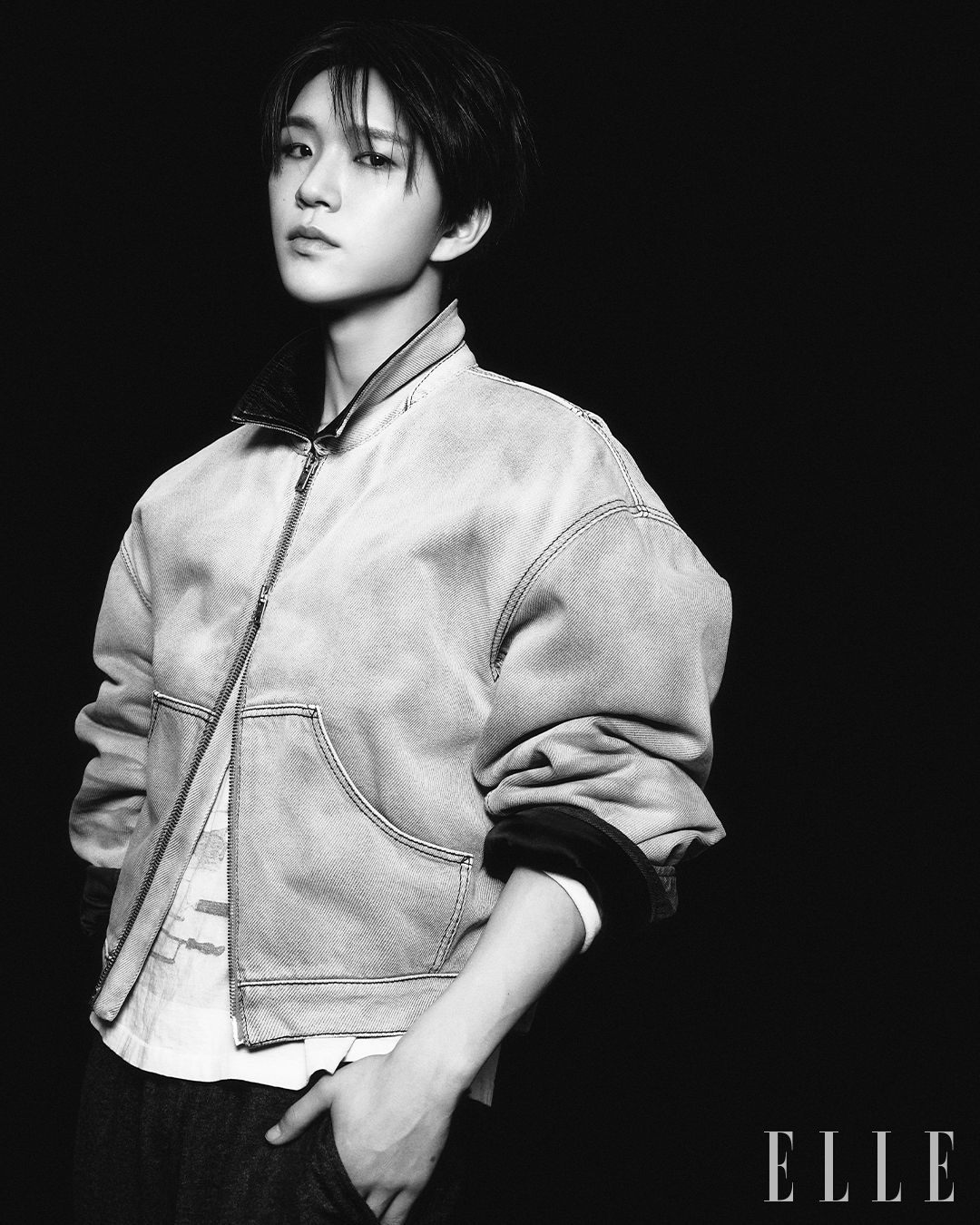 그레이 봄버 재킷은 Acen Studios by Mue. 크롭 티셔츠와 팬츠는 스타일리스트 소장품.