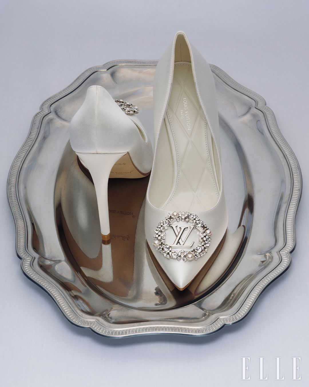 라인 스톤과 모노그램 플라워로 장식한 루이 비통 웨딩 캡슐 컬렉션 멧 펌프스는 가격 미정, Louis Vuitton.