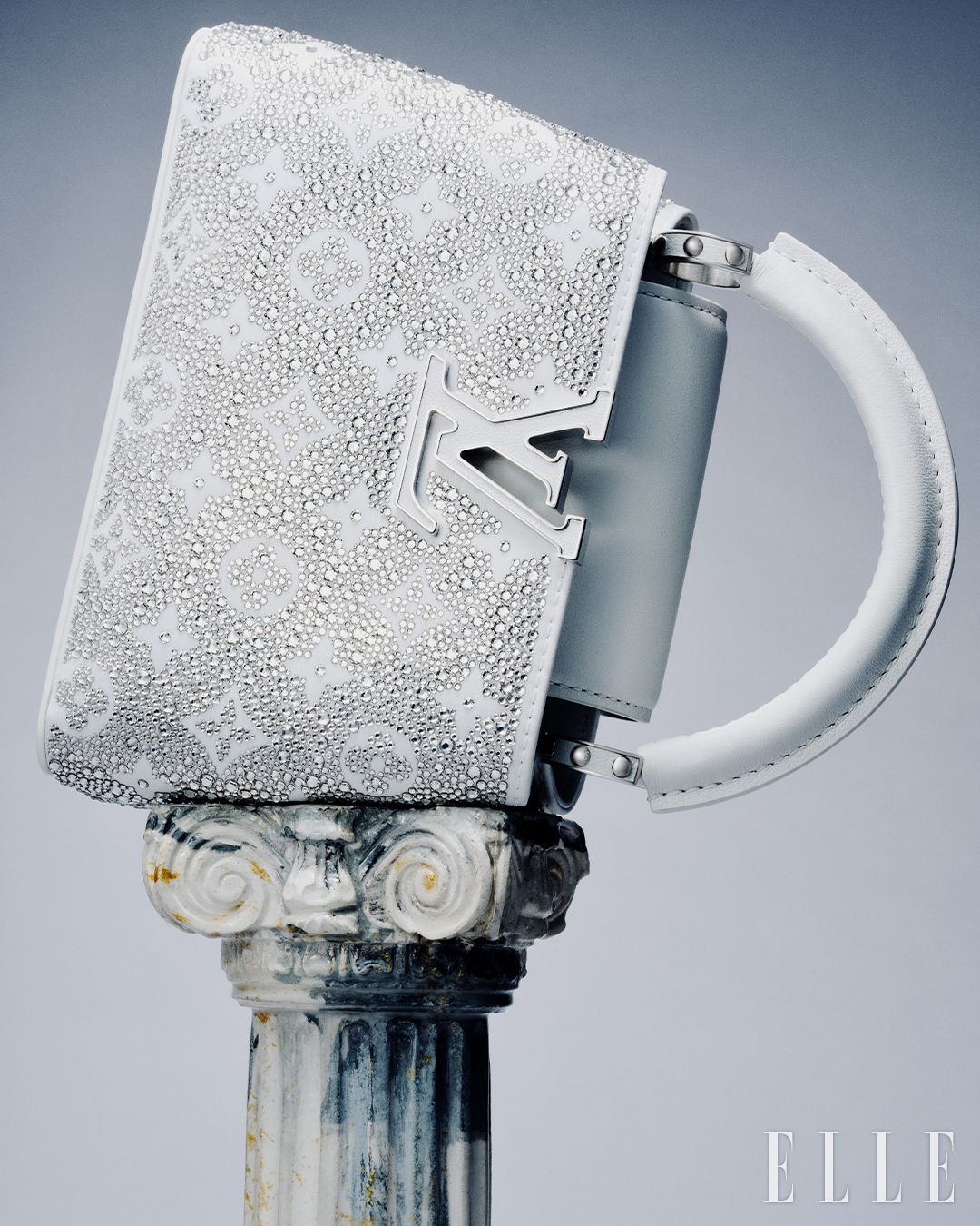 크리스털을 세팅해 모노그램을 구현한 루이 비통 웨딩 캡슐 컬렉션 카퓌신 미니백은 가격 미정, Louis Vuitton.