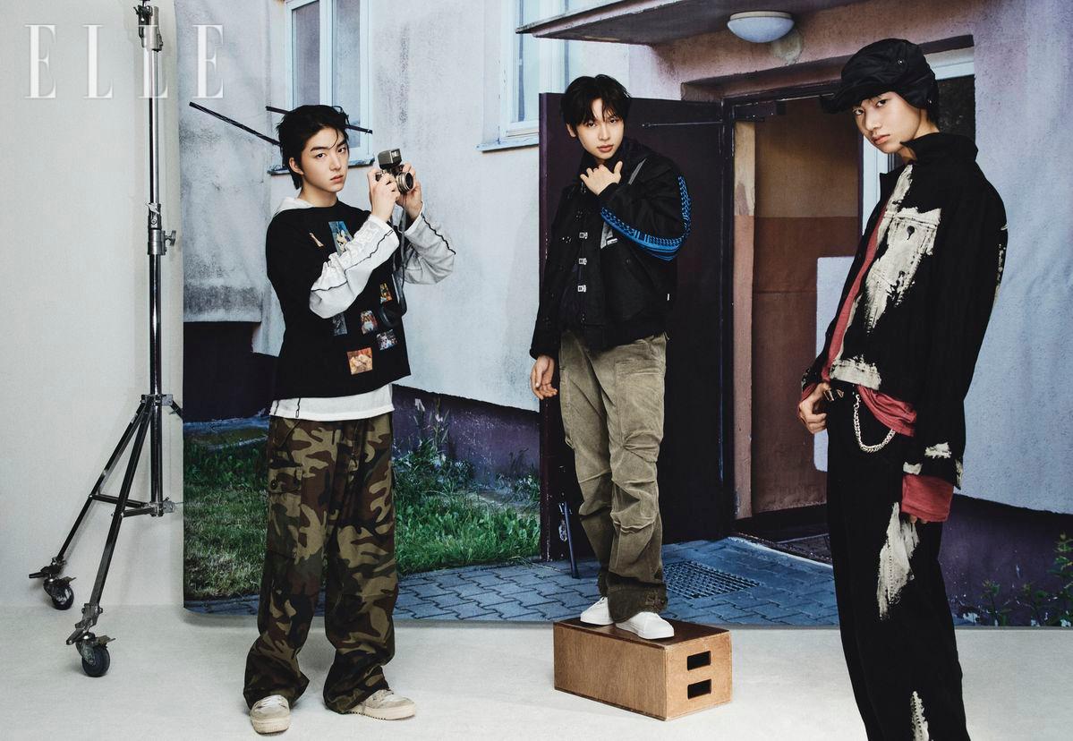 준혁이 입은 강아지 프린트 티셔츠는 Jungles Jungles. 후디는 Diesel. 팬츠는 Levi's. 목걸이와 슈즈는 모두 스타일리스트 소장품. 유찬이 입은 재킷은 Yohji Yamamoto-POUR HOMME. 팬츠는 San San Gear. 슈즈는 스타일리스트 소장품. 성현이 입은 재킷과 팬츠는 모두 Yohji Yamamoto-Y's. 모자는 Julius. 티셔츠와 벨트는 모두 스타일리스트 소장품.