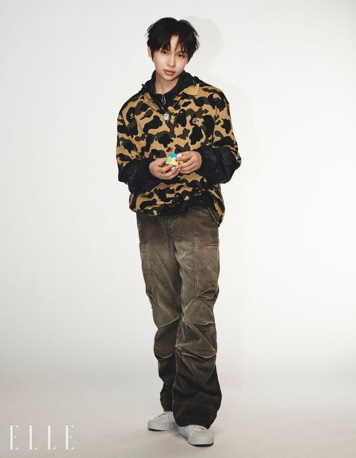 카무플라주 피케와 아노락은 모두 Bape. 팬츠는 San San Gear. 목걸이와 반지, 슈즈는 모두 스타일리스트 소장품. 