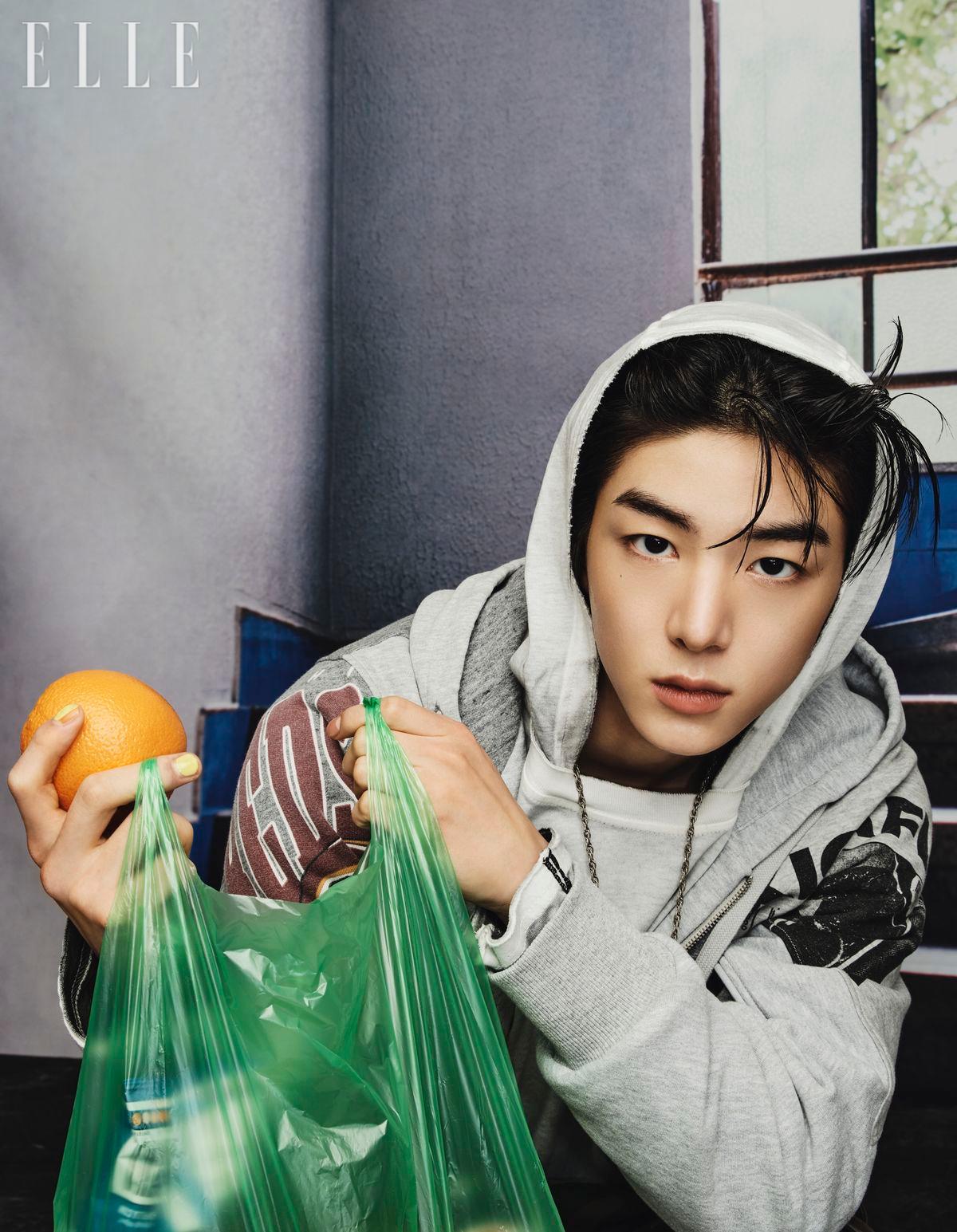 후디는 Sevali by Adekuver. 티셔츠는 Diesel. 목걸이와 반지는 모두 스타일리스트 소장품. 