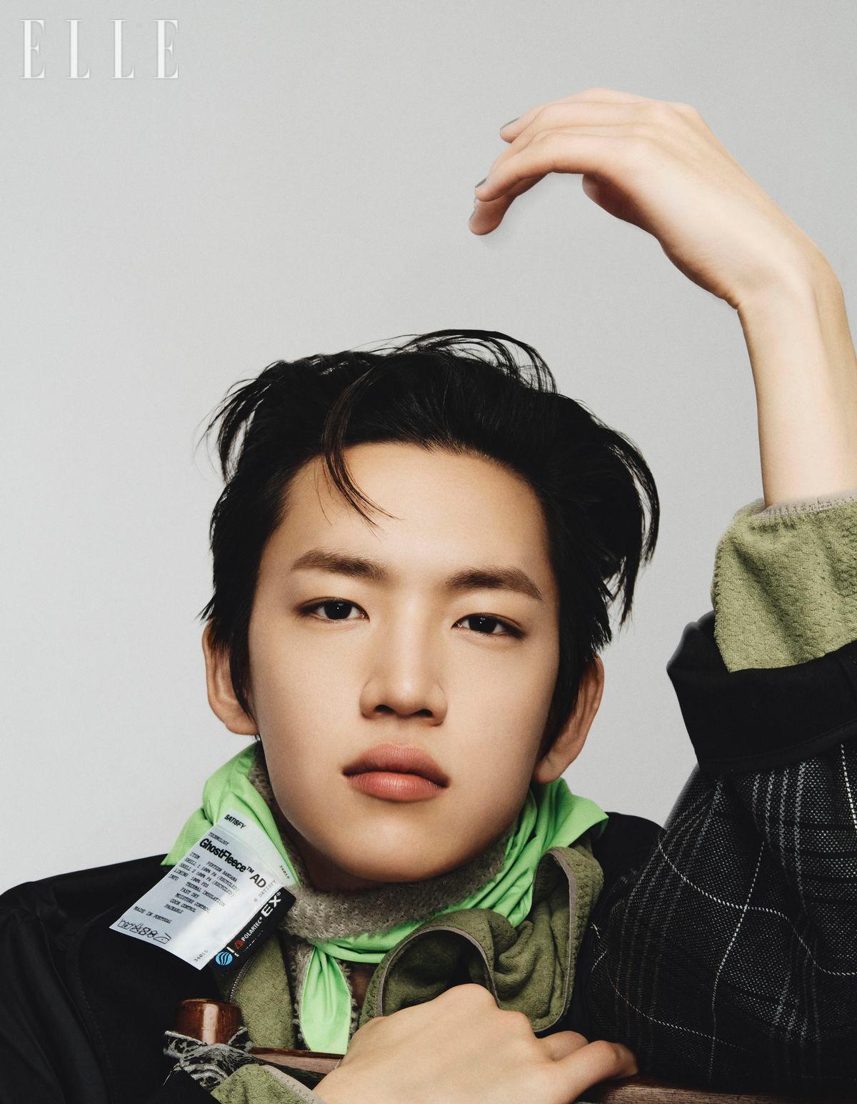 재킷은 Maison Margiela. 후디 점퍼는 San San Gear. 반다나는 Satisfy. 