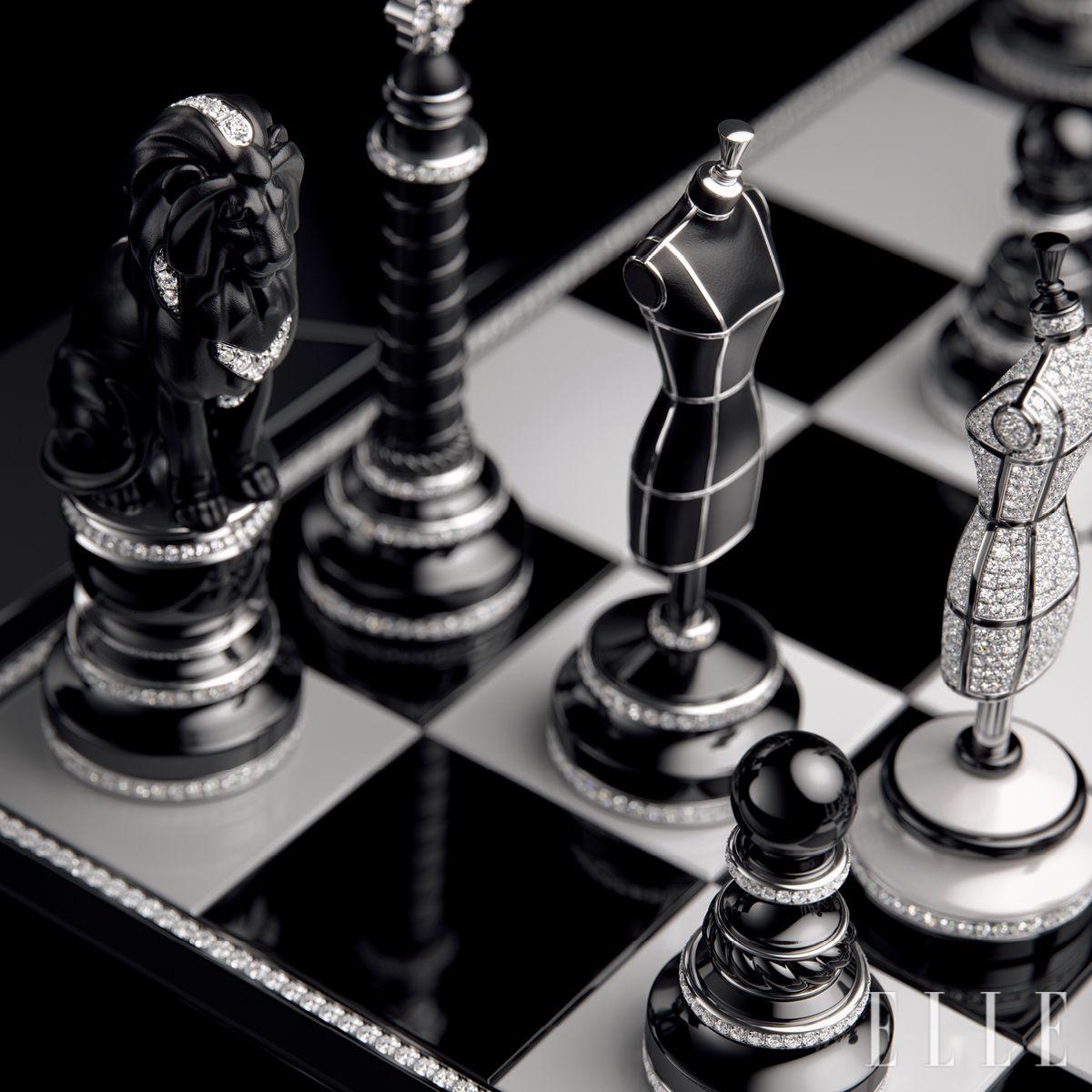 토르소, 사자 등 샤넬의 상징적 아이콘을 체스보드 위의 말로 표현한 유니크 피스. 