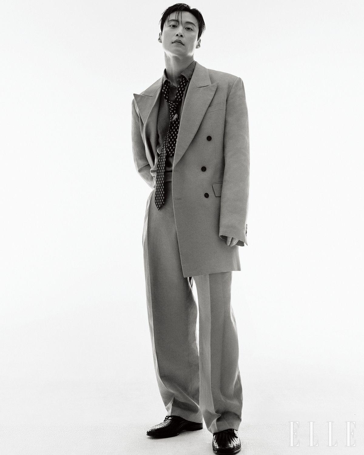 와이드 칼라 재킷과 팬츠, 셔츠 및 도트 패턴 타이, 레더 슈즈는 모두 Ferragamo.