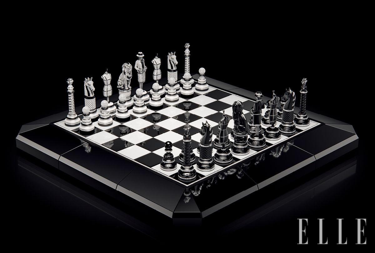 견고한 블랙과 화이트 세라믹을 교차 배열했으며, 가장자리에 5백16개의 브릴리언트 컷 다이아몬드를 세팅한 체스 보드