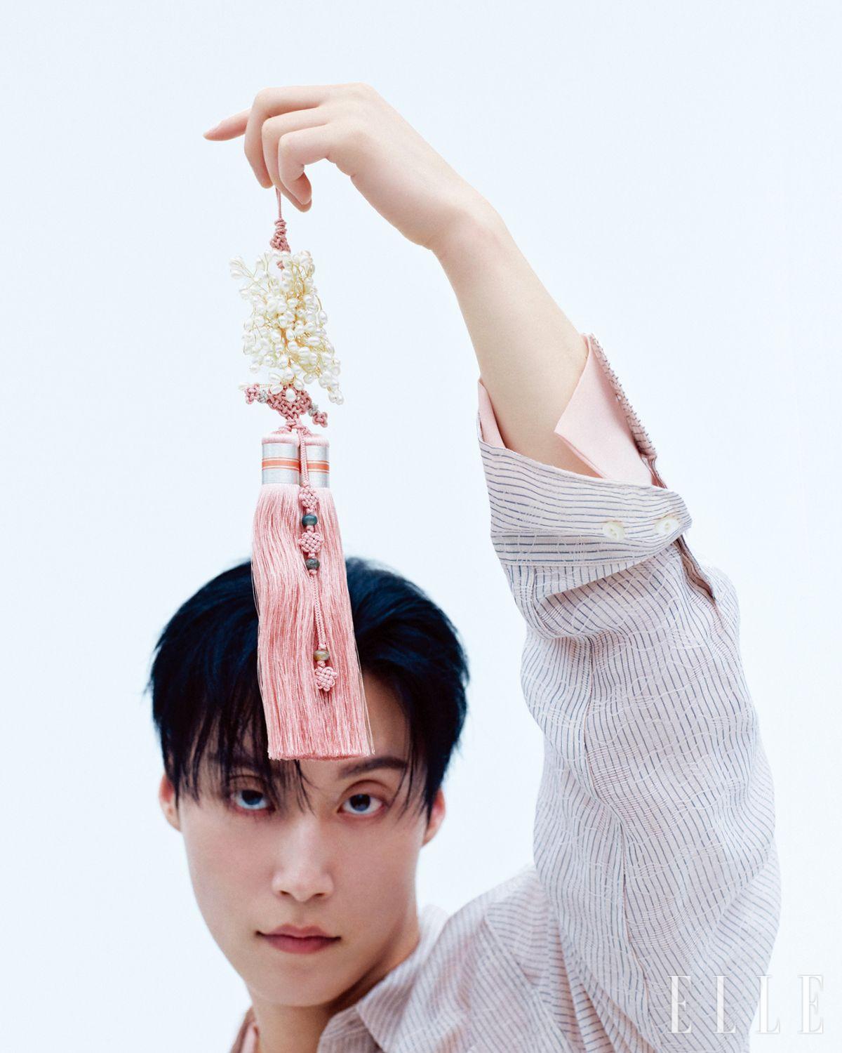 스트라이프 패턴 의셔츠는 Murra Aer. 이너 스카프 셔츠는 Wala Design Lab.