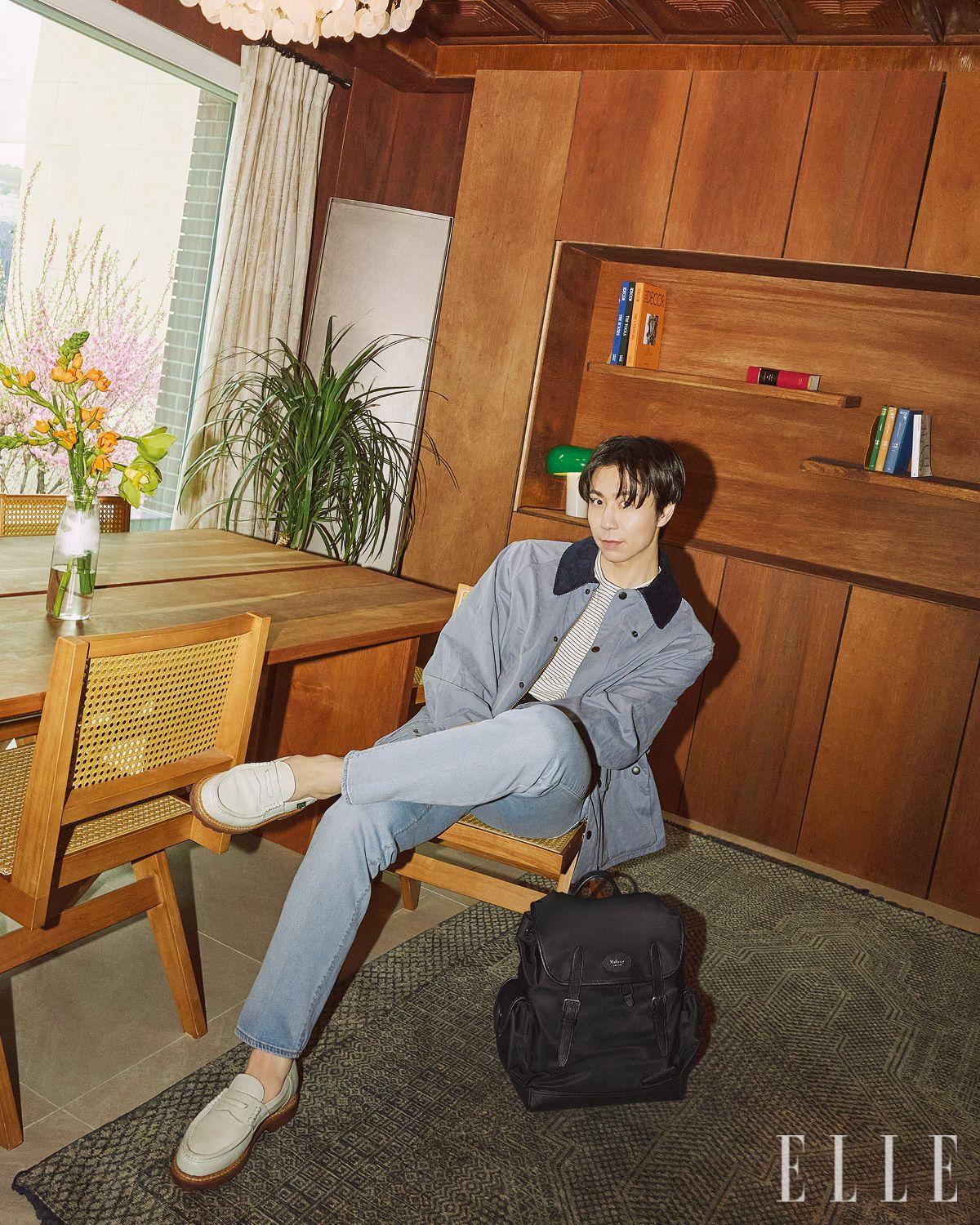 재킷은 Barbour. 스트라이프 티셔츠는 Club Monaco. 데님 팬츠는 Briglia 1949 by San Francisco Market. 화이트 로퍼는 Paraboot by unipair. 나일론 소재의 헤리티지 백팩은 Mulberry. 