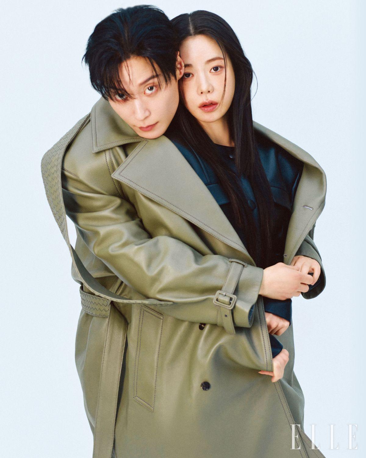 허남준이 입은 레더 트렌치 코트는 Bottega Veneta. 임지연이 입은 오버 숄더 디테일의 레더 재킷은 Markgong.