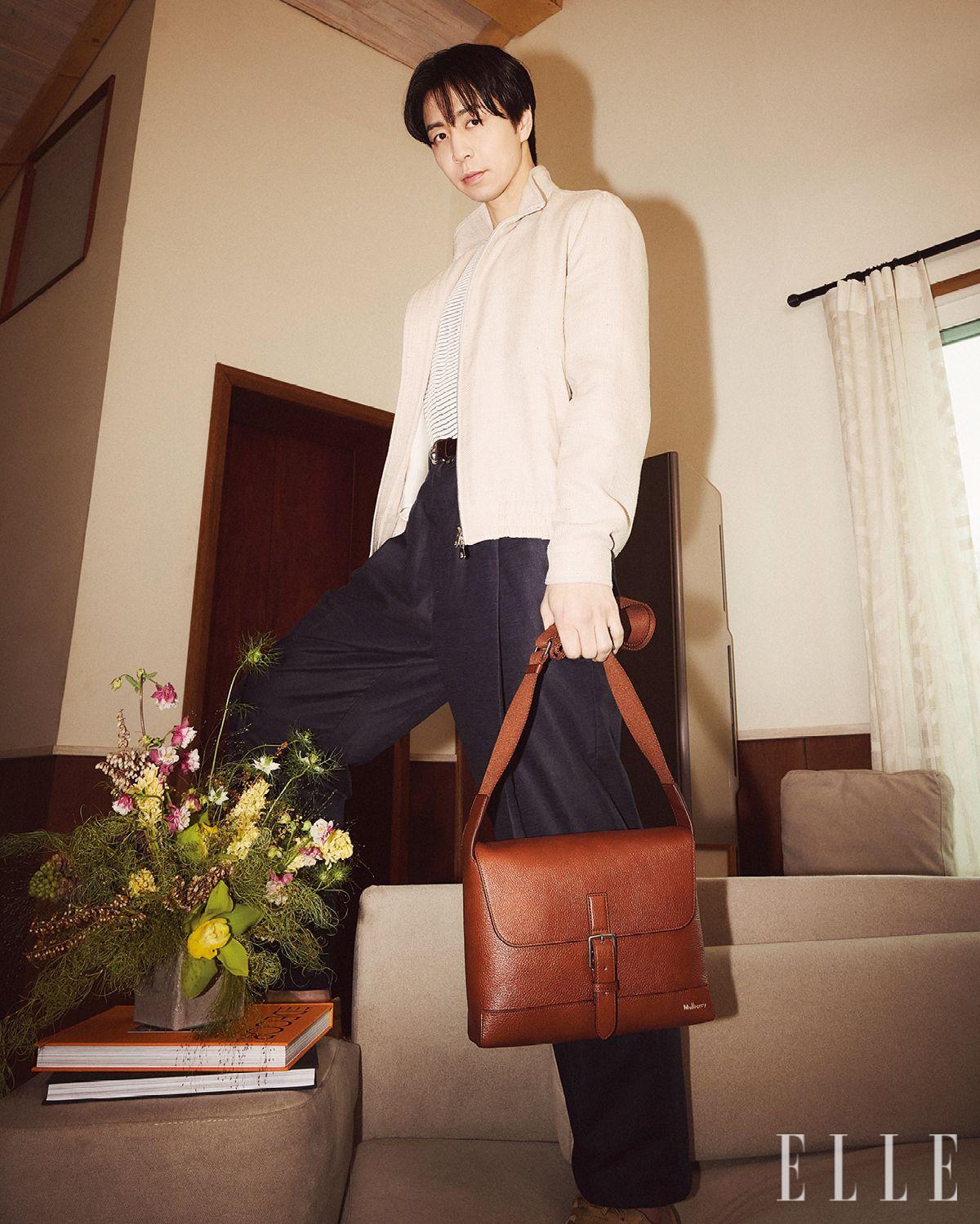 리넨 블루종과 리넨 팬츠, 벨트는 모두 Brunello Cucinelli. 스트라이프 티셔츠는 Club Monaco. 스니커즈는 Tod’s. 스몰 칠턴 크로스바디 메신저 백은 Mulberry.