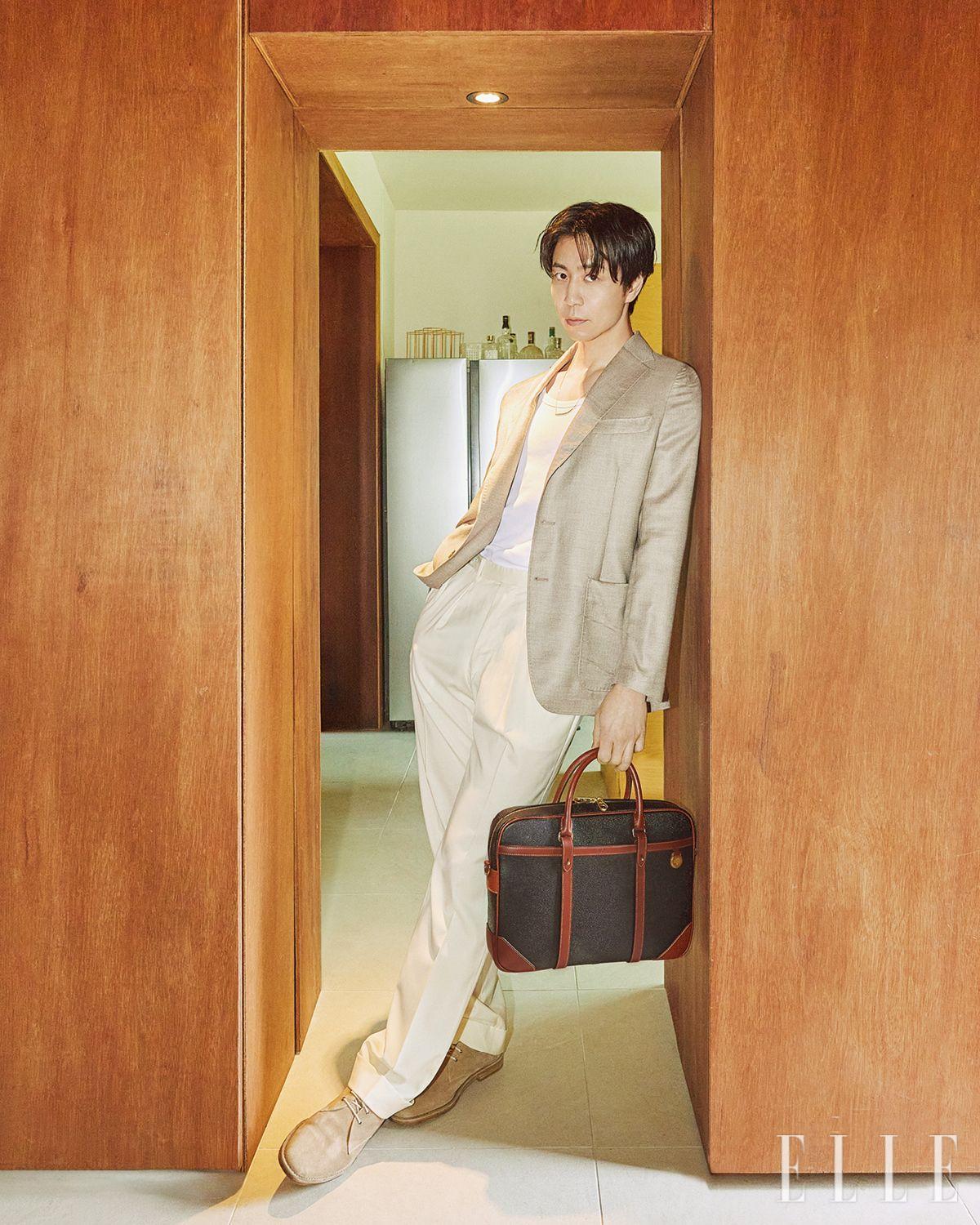 캐시미어 재킷은 Allegri. 팬츠는 Fursac. 스웨이드 더비 슈즈와 티셔츠, 목걸이는 모두 스타일리스트 소장품. 어깨에 걸거나 크로스로 활용 가능한 헤리티지 브리프 케이스는 Mulberry. 