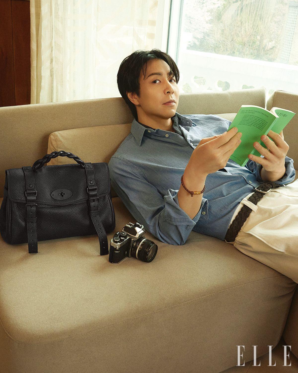 데님 셔츠는 Aspesi. 팬츠는 Briglia 1949 by San Francisco Market. 스카프와 벨트는 모두 스타일리스트 소장품. 레더 브레이슬릿과 아이코닉한 곡선 실루엣이 돋보이는 오버사이즈 알렉사 백은 모두 Mulberry.