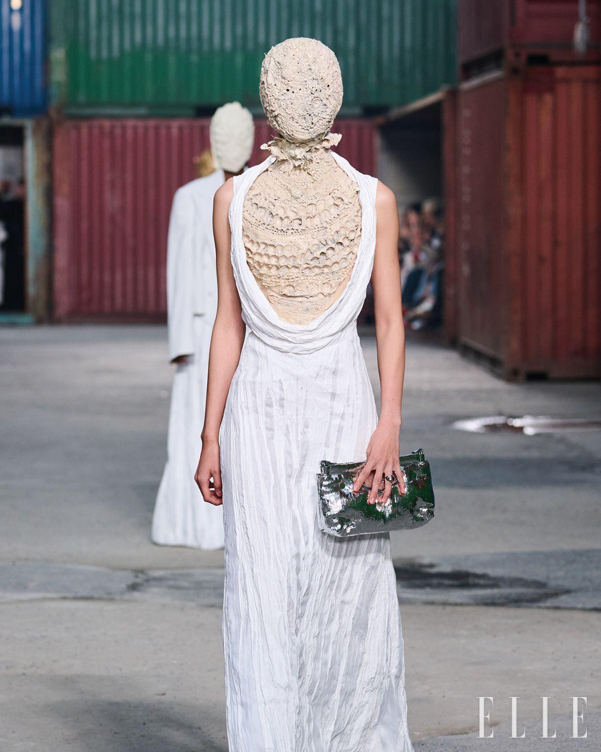 아티즈널 뷔스티에 위에 카울넥을 더한 드레스. 