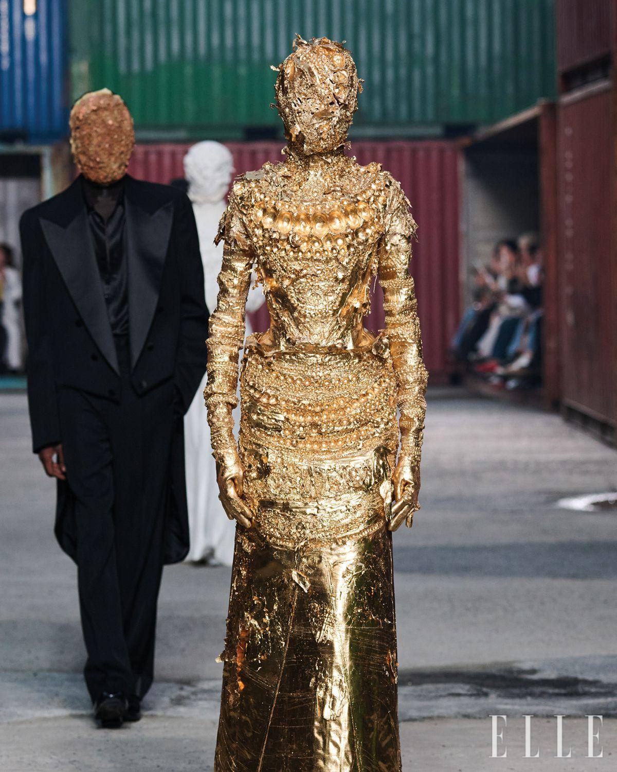 다섯 개의 피스로 이뤄진 골드 아티즈널 룩. 