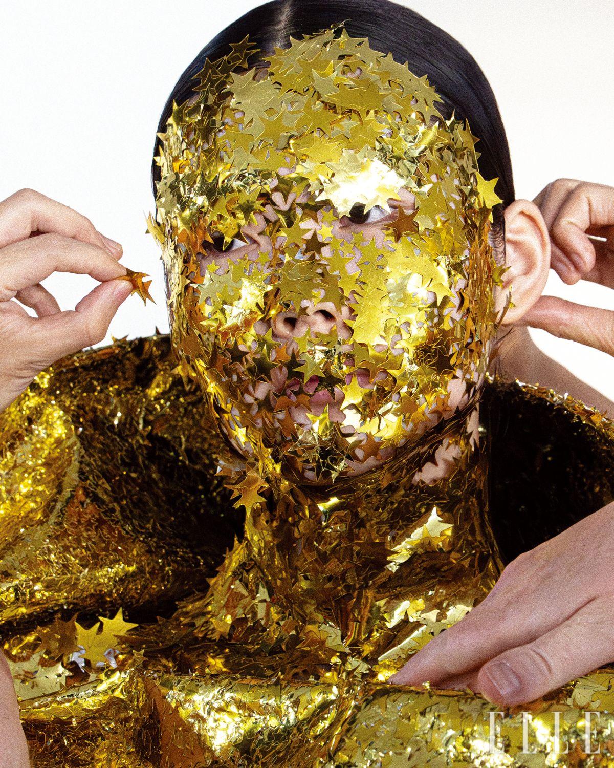 15만 개의 스티커로 만든 아티즈널 드레스. 