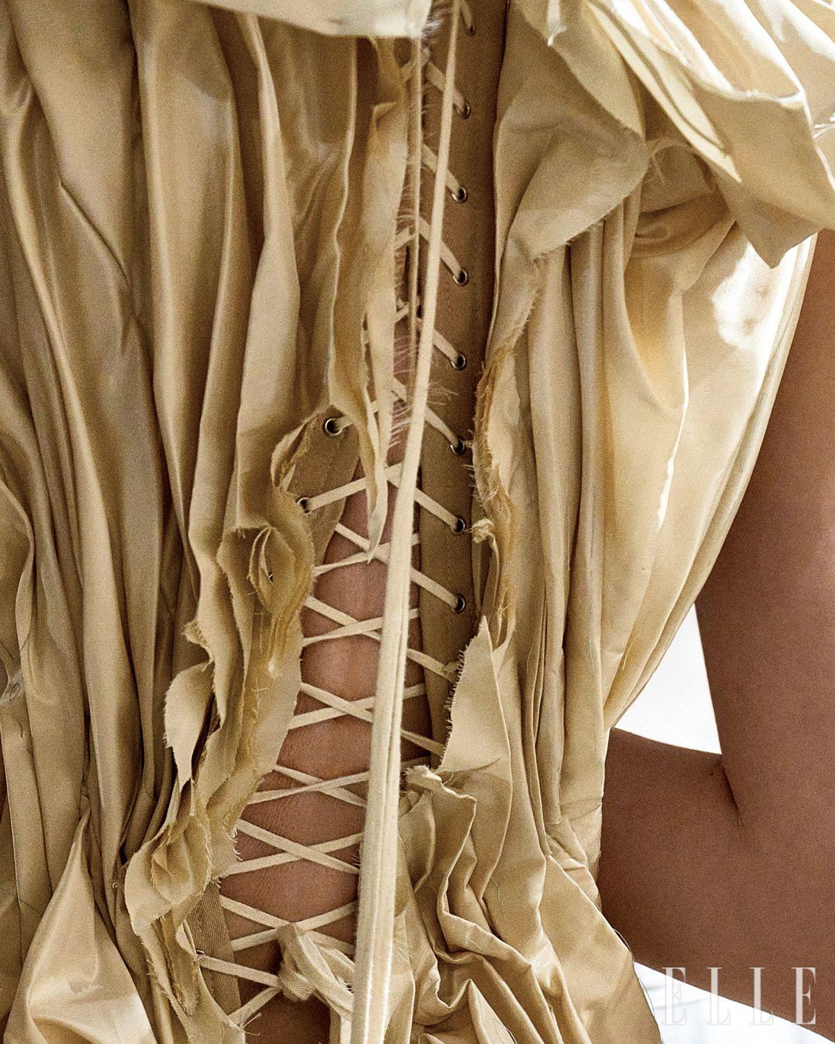 실크 태피터 소재의 아티즈널 드레스. 