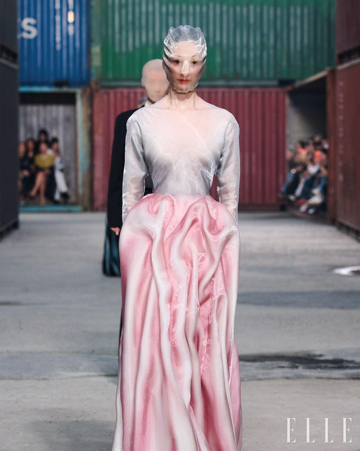 오간자로 도자기 같은 형태를 완성한 아티즈널 드레스. 