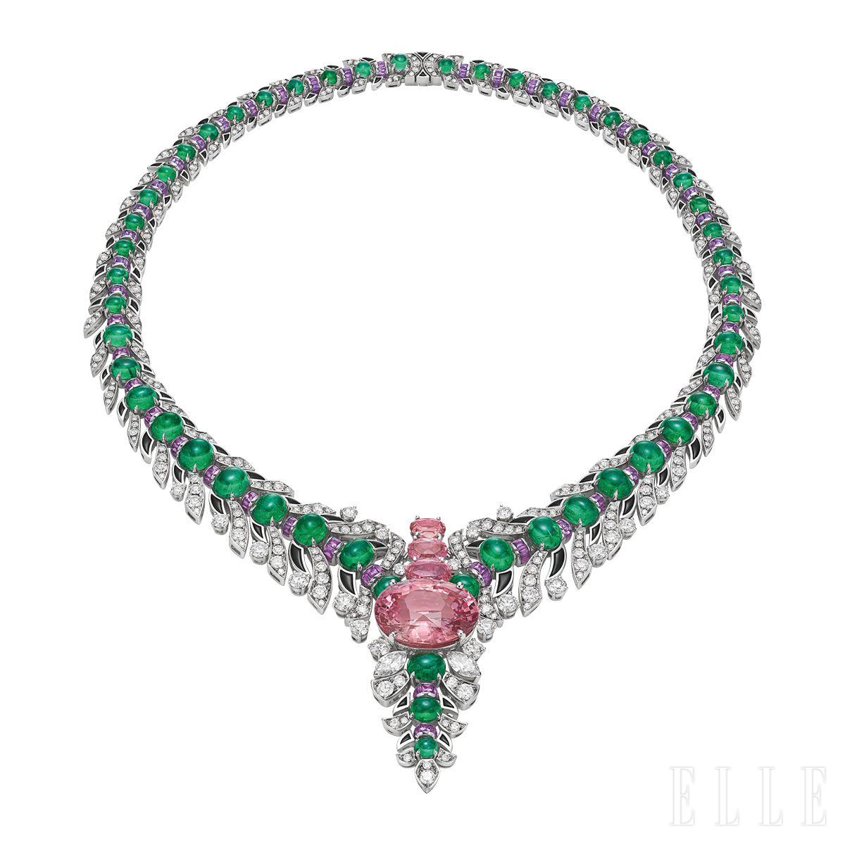 해 질 녘 로마의 아늑한 안뜰을 연상시키는 시크릿 가든 네크리스. 스리랑카산 26.65캐럿 핑크 오렌지 파파라차 사파이어가 불꽃처럼 타오르는 인상을 전한다. 