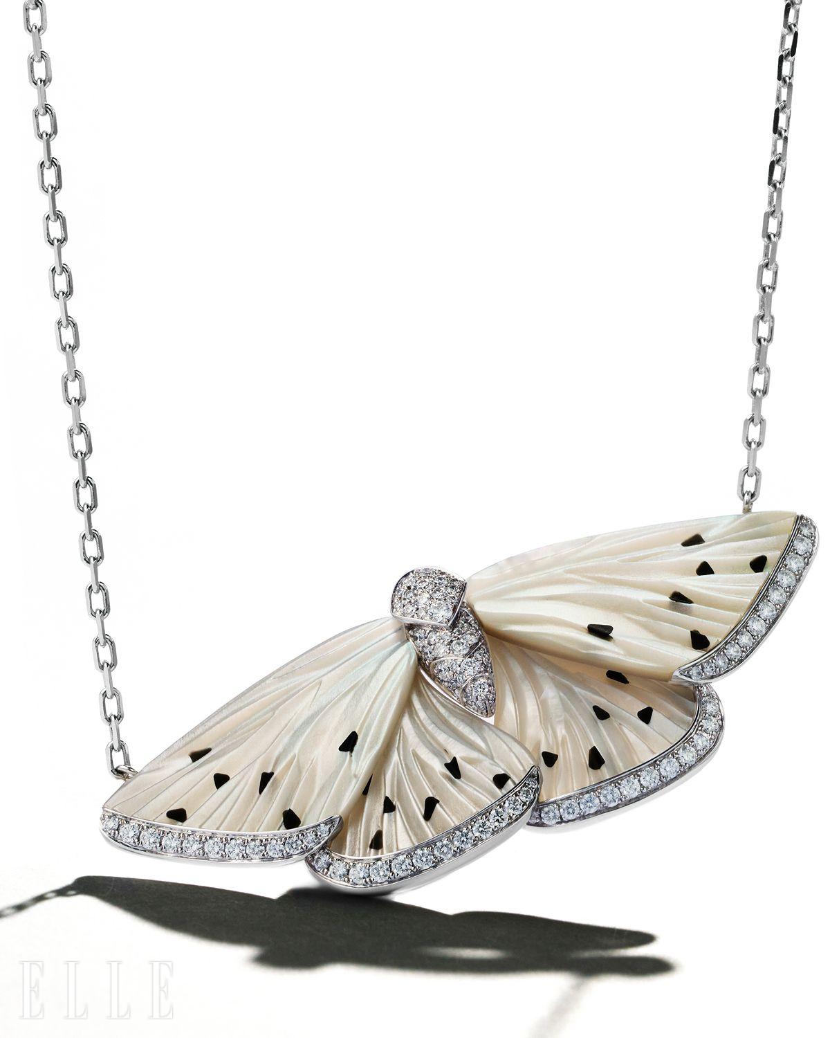 화이트골드에 네 개의 팬시 컷 화이트 마더 오브 펄 핑타다 맥시마 11.45캐럿, 101개의 라운드 컷 화이트 다이아몬드 0.65캐럿, 블랙 래커를 장식한 빠삐용 드 뉘 네크리스는 가격 미정, Boucheron.