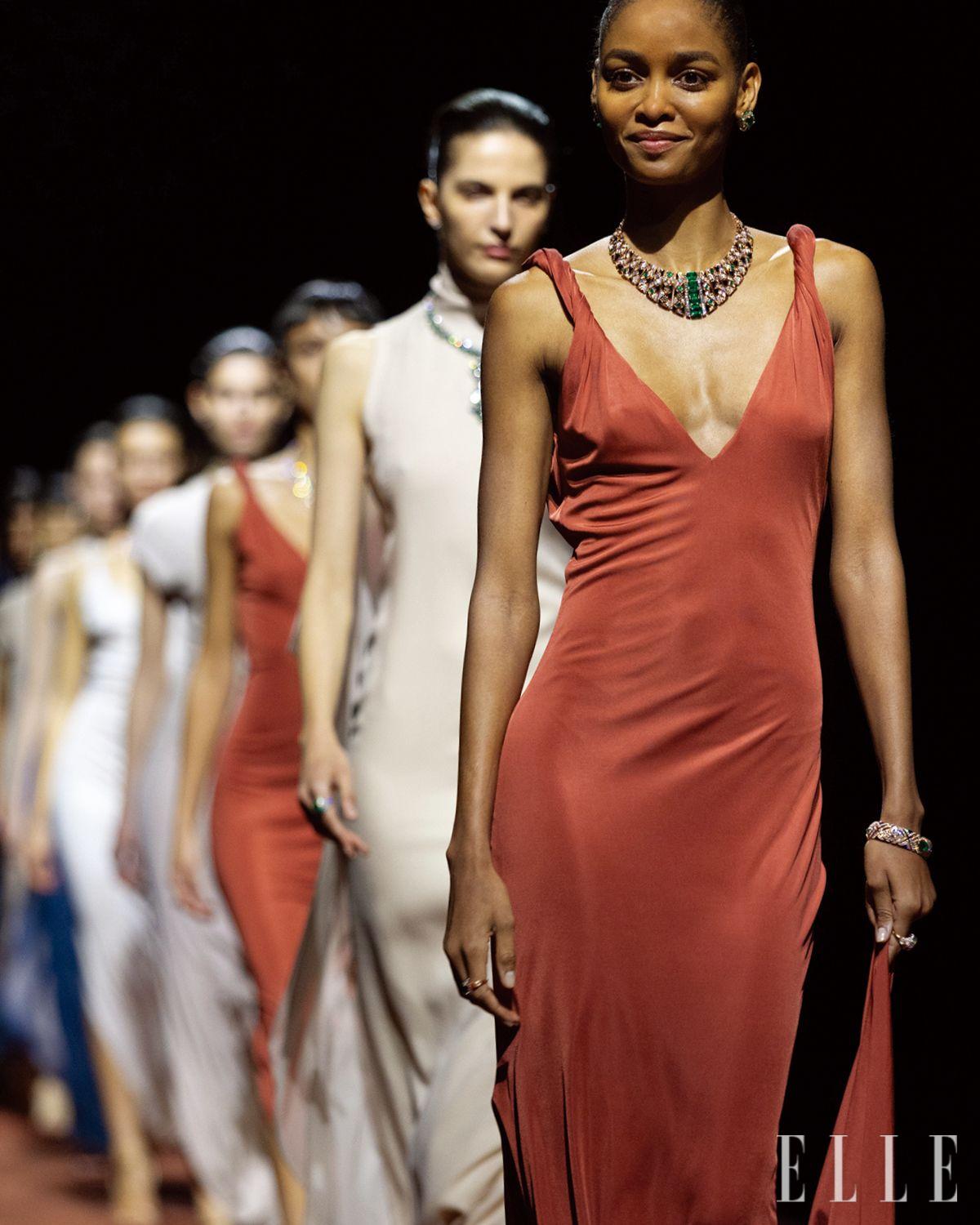 에클레티카 크리에이션과 이탈리아 디자이너 프란체스코 무라노의 드레스를 착용한 모델들이 선사한 주얼리 쇼. 