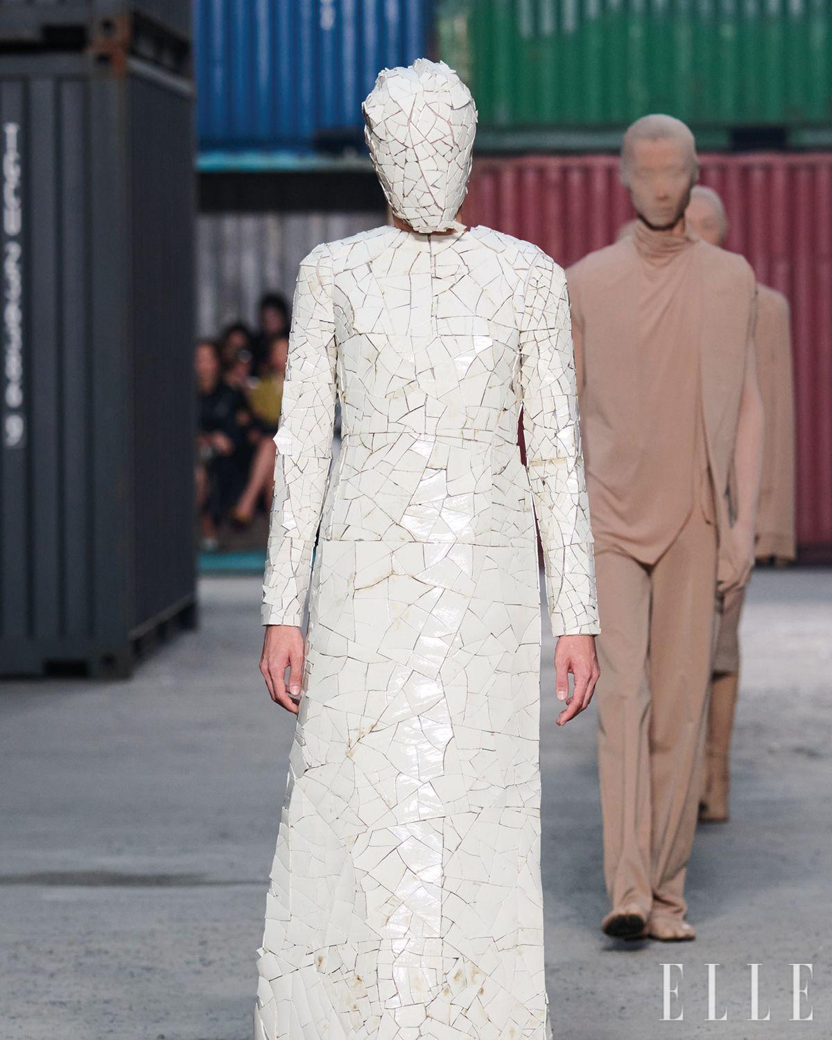 500개의 세라믹 조각으로 완성한 아티즈널 드레스. 