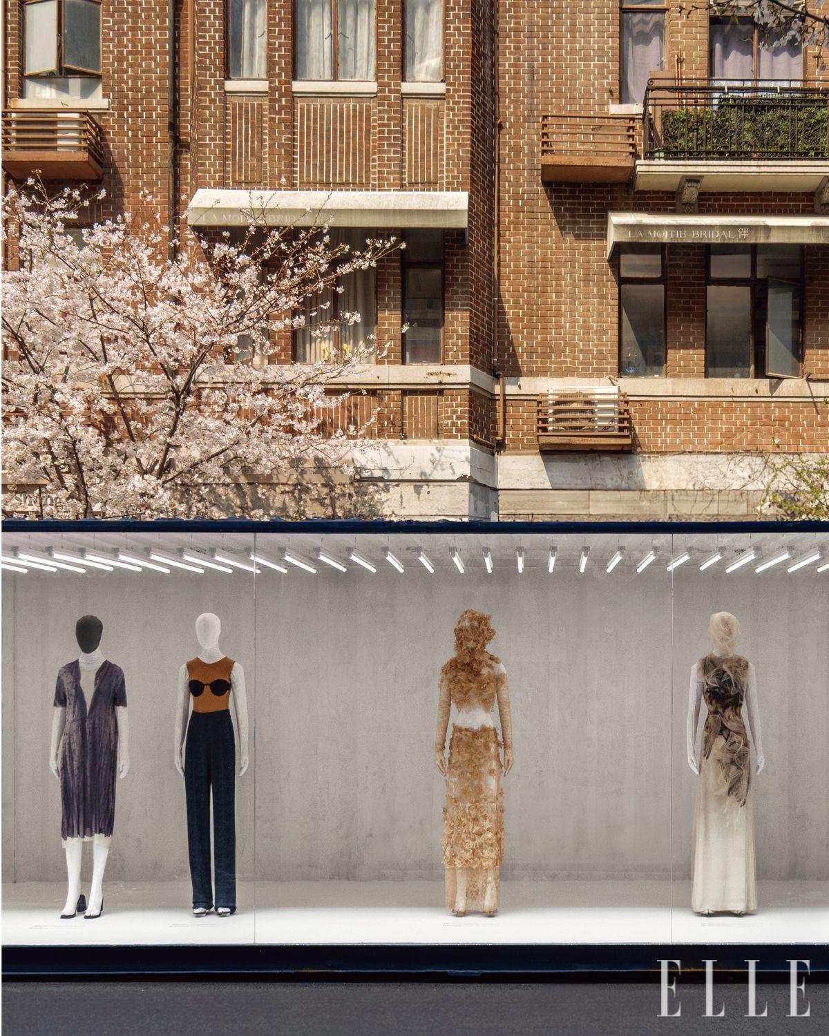 58개의 쿠튀르 룩을 전시한 <아티즈널: 크리에이티브 래버로터리>.