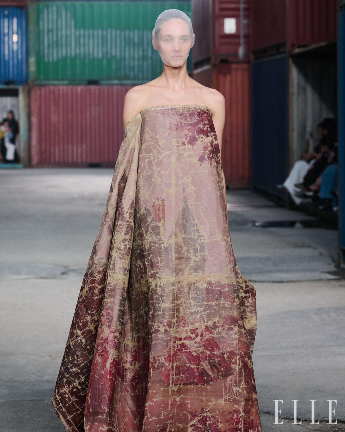 벼룩시장에 버려진 회화 작품으로 만든 드레스. 