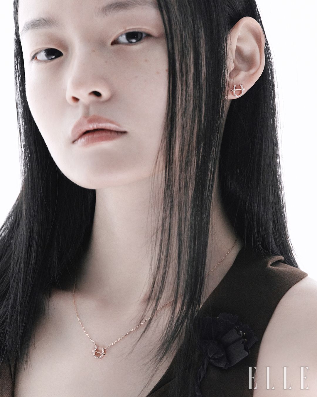 14K 로즈 골드 소재의 럭키유 이어링과 럭키유 네크리스는 모두 STONEHENgE.