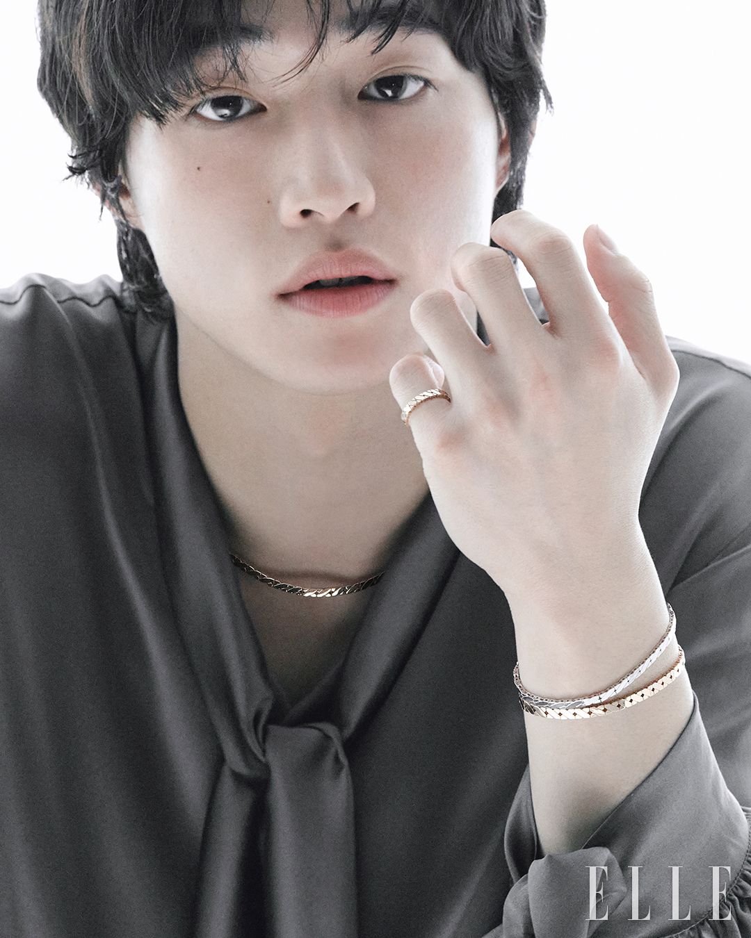 14K 로즈 골드 소재의 크로싱 네크리스와 크로싱 링, 14K 화이트 골드 소재의 크로싱 브레이슬릿, 14K 로즈 골드 소재의 크로싱 브레이슬릿은 모두 STONEHENgE.