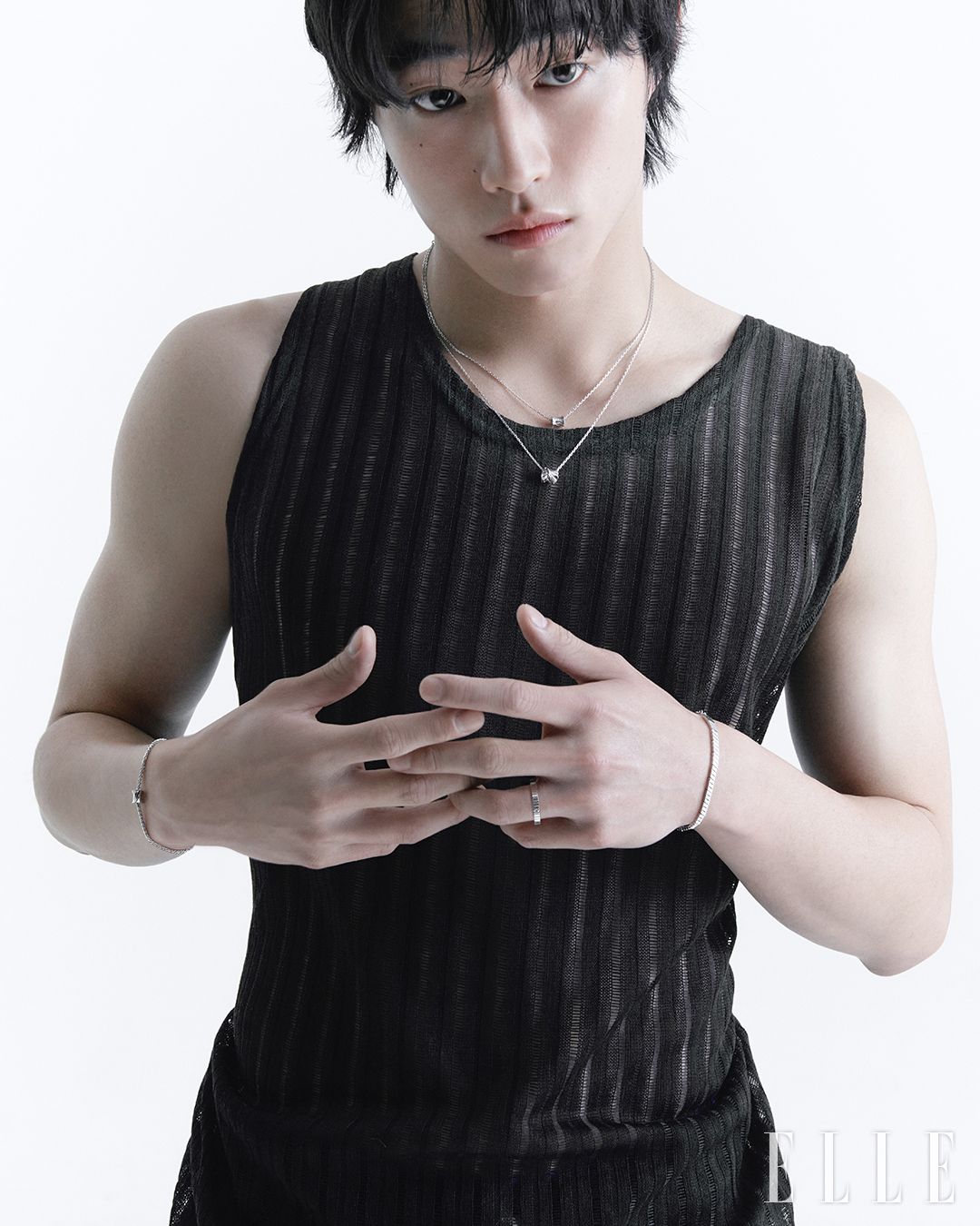 실버 소재의 엘리먼츠 네크리스, 실버 소재에 스톤을 세팅한 엘리먼츠 네크리스, 오른팔에 착용한 실버 소재의 엘리먼츠 브레이슬릿, 왼팔에 착용한 실버 소재의 엘리먼츠 브레이슬릿, 14K 화이트 골드 소재의 엘리먼츠 링은 모두 STONEHENgE.