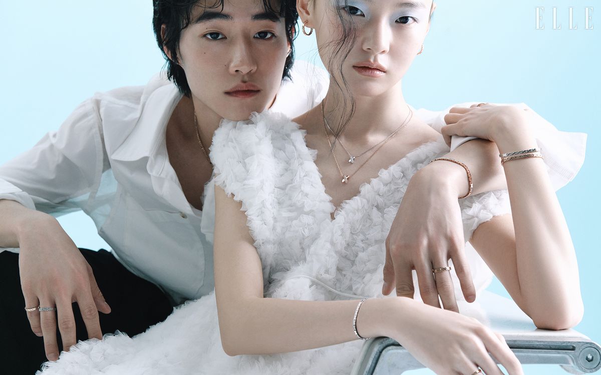 카이가 착용한 14K 로즈 골드 소재의 크로싱 네크리스, 오른손 약지에 착용한 14K 화이트 골드 소재의 크로싱 링, 소지에 착용한 14K 로즈 골드 소재의 크로싱 링, 왼팔에 착용한 14K 로즈 골드 소재의 크로싱 브레이슬릿과 크로싱 링, 리멍이 착용한 14K 로즈 골드 소재의 크로싱 이어링, 실버 소재의 크로싱 네크리스, 14K 로즈 골드에 브라운 다이아몬드를 세팅한 크로싱 네크리스, 오른팔에 착용한 14K 화이트 골드 소재의 크로싱 브레이슬릿, 14K 로즈 골드 소재의 크로싱 링, 왼팔에 착용한 14K 화이트 골드 소재의 크로싱 브레이슬릿, 14K 로즈 골드 소재의 크로싱 브레이슬릿은 모두 STONEHENgE.