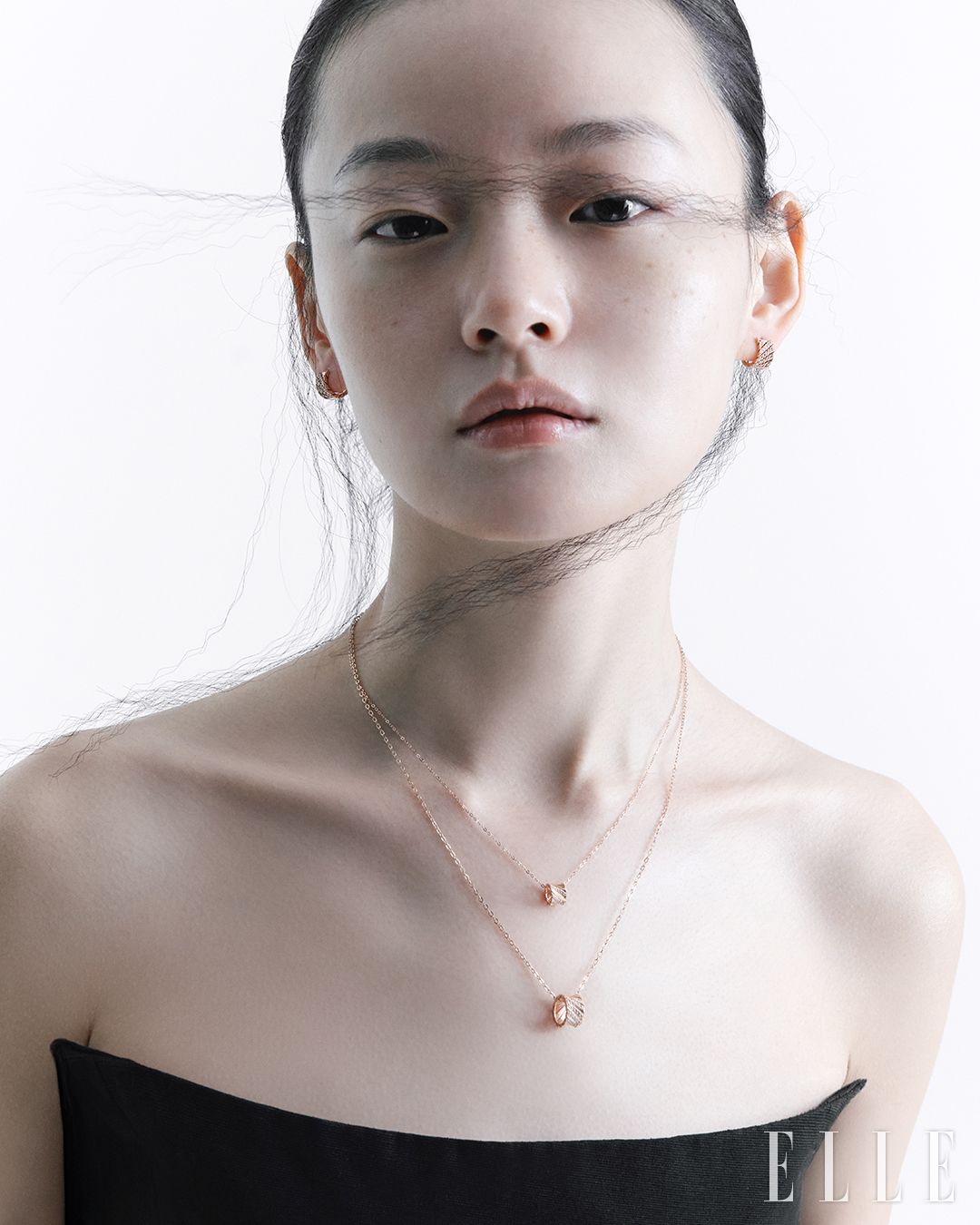 14K 로즈 골드 소재의 엘리먼츠 이어링과 엘리먼츠 네크리스, 14K 로즈 골드 소재에 스톤을 세팅한 엘리먼츠 네크리스는 모두 STONEHENgE.